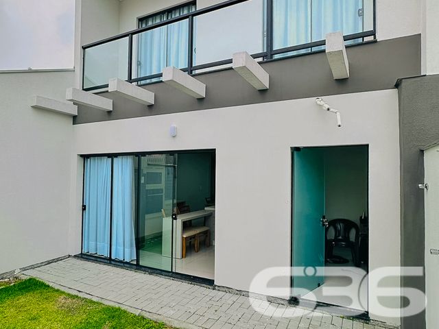 Apresentamos uma oportunidade exclusiva de residir em uma propriedade de alto padrão localizada a apenas 150 metros da praia, no tranquilo bairro de Armação, Penha - SC.
O design moderno é complementado por móveis planejados de alta qualidade, que estão incluídos na oferta. O sobrado é caracterizado por sua funcionalidade e elegância, com acabamentos de primeira linha que garantem beleza e durabilidade.
No térreo, encontramos uma ampla sala de estar, integrada a uma cozinha moderna, que inclui uma copa e cozinha conjugadas, criando um ambiente aconchegante e ideal para momentos em família. A área de festas, com churrasqueira e vista para o jardim de inverno, oferece um espaço perfeito para entretenimento e relaxamento.
O imóvel possui duas garagens, uma coberta e outra descoberta, garantindo comodidade para seus veículos. A residência também inclui um portão eletrônico, interfone e um sistema de alarme, proporcionando segurança e privacidade.
A área íntima, localizada no piso superior, é composta por dois dormitórios, incluindo uma suíte master com sacada, oferecendo uma vista tranquila do bairro. Os três banheiros são equipados com materiais de qualidade, destacando-se por seu design contemporâneo.
Esta residência é ideal para aqueles que valorizam a proximidade com a natureza e a tranquilidade, estando perto de escolas, serviços públicos essenciais e vias de acesso. Além disso, a estrutura permite a presença de animais de estimação, garantindo que toda a família possa desfrutar deste lar.
Venha descobrir o equilíbrio perfeito entre conforto, segurança e luxo neste imóvel de alto padrão. A 636 Negócios Imobiliários está pronta para lhe auxiliar na realização do seu sonho. Visite-nos e sinta o prazer de estar tão perto do paraíso que é a praia, num lar que é um verdadeiro refúgio de paz e sofisticação.
636 NEGÓCIOS IMOBILIÁRIOS: A SUA MELHOR ESCOLHA
Com mais de 30 anos de experiência, a 636 Negócios Imobiliários é sua parceira ideal para encontrar o imóvel perfeito. Estamos prontos para ajudá-lo a fazer deste imóvel o seu novo lar.
Telefone: (47) 3451-0636
WhatsApp: (47) 99190-0636
Não perca esta oportunidade única. Visite nosso site para mais informações: i636.com.br