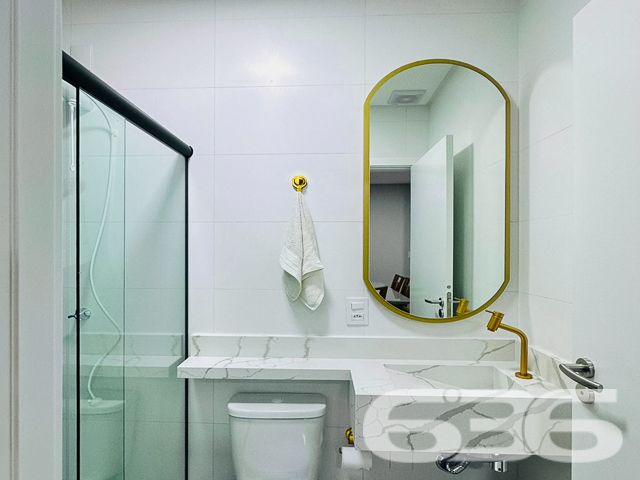 Apresentamos uma oportunidade exclusiva de residir em uma propriedade de alto padrão localizada a apenas 150 metros da praia, no tranquilo bairro de Armação, Penha - SC.
O design moderno é complementado por móveis planejados de alta qualidade, que estão incluídos na oferta. O sobrado é caracterizado por sua funcionalidade e elegância, com acabamentos de primeira linha que garantem beleza e durabilidade.
No térreo, encontramos uma ampla sala de estar, integrada a uma cozinha moderna, que inclui uma copa e cozinha conjugadas, criando um ambiente aconchegante e ideal para momentos em família. A área de festas, com churrasqueira e vista para o jardim de inverno, oferece um espaço perfeito para entretenimento e relaxamento.
O imóvel possui duas garagens, uma coberta e outra descoberta, garantindo comodidade para seus veículos. A residência também inclui um portão eletrônico, interfone e um sistema de alarme, proporcionando segurança e privacidade.
A área íntima, localizada no piso superior, é composta por dois dormitórios, incluindo uma suíte master com sacada, oferecendo uma vista tranquila do bairro. Os três banheiros são equipados com materiais de qualidade, destacando-se por seu design contemporâneo.
Esta residência é ideal para aqueles que valorizam a proximidade com a natureza e a tranquilidade, estando perto de escolas, serviços públicos essenciais e vias de acesso. Além disso, a estrutura permite a presença de animais de estimação, garantindo que toda a família possa desfrutar deste lar.
Venha descobrir o equilíbrio perfeito entre conforto, segurança e luxo neste imóvel de alto padrão. A 636 Negócios Imobiliários está pronta para lhe auxiliar na realização do seu sonho. Visite-nos e sinta o prazer de estar tão perto do paraíso que é a praia, num lar que é um verdadeiro refúgio de paz e sofisticação.
636 NEGÓCIOS IMOBILIÁRIOS: A SUA MELHOR ESCOLHA
Com mais de 30 anos de experiência, a 636 Negócios Imobiliários é sua parceira ideal para encontrar o imóvel perfeito. Estamos prontos para ajudá-lo a fazer deste imóvel o seu novo lar.
Telefone: (47) 3451-0636
WhatsApp: (47) 99190-0636
Não perca esta oportunidade única. Visite nosso site para mais informações: i636.com.br