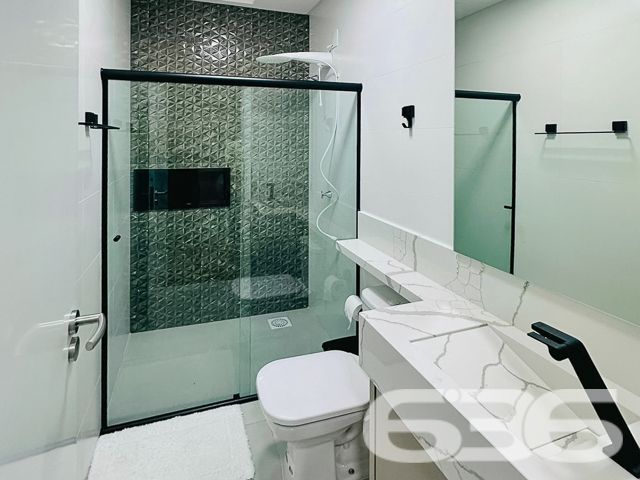Apresentamos uma oportunidade exclusiva de residir em uma propriedade de alto padrão localizada a apenas 150 metros da praia, no tranquilo bairro de Armação, Penha - SC.
O design moderno é complementado por móveis planejados de alta qualidade, que estão incluídos na oferta. O sobrado é caracterizado por sua funcionalidade e elegância, com acabamentos de primeira linha que garantem beleza e durabilidade.
No térreo, encontramos uma ampla sala de estar, integrada a uma cozinha moderna, que inclui uma copa e cozinha conjugadas, criando um ambiente aconchegante e ideal para momentos em família. A área de festas, com churrasqueira e vista para o jardim de inverno, oferece um espaço perfeito para entretenimento e relaxamento.
O imóvel possui duas garagens, uma coberta e outra descoberta, garantindo comodidade para seus veículos. A residência também inclui um portão eletrônico, interfone e um sistema de alarme, proporcionando segurança e privacidade.
A área íntima, localizada no piso superior, é composta por dois dormitórios, incluindo uma suíte master com sacada, oferecendo uma vista tranquila do bairro. Os três banheiros são equipados com materiais de qualidade, destacando-se por seu design contemporâneo.
Esta residência é ideal para aqueles que valorizam a proximidade com a natureza e a tranquilidade, estando perto de escolas, serviços públicos essenciais e vias de acesso. Além disso, a estrutura permite a presença de animais de estimação, garantindo que toda a família possa desfrutar deste lar.
Venha descobrir o equilíbrio perfeito entre conforto, segurança e luxo neste imóvel de alto padrão. A 636 Negócios Imobiliários está pronta para lhe auxiliar na realização do seu sonho. Visite-nos e sinta o prazer de estar tão perto do paraíso que é a praia, num lar que é um verdadeiro refúgio de paz e sofisticação.
636 NEGÓCIOS IMOBILIÁRIOS: A SUA MELHOR ESCOLHA
Com mais de 30 anos de experiência, a 636 Negócios Imobiliários é sua parceira ideal para encontrar o imóvel perfeito. Estamos prontos para ajudá-lo a fazer deste imóvel o seu novo lar.
Telefone: (47) 3451-0636
WhatsApp: (47) 99190-0636
Não perca esta oportunidade única. Visite nosso site para mais informações: i636.com.br