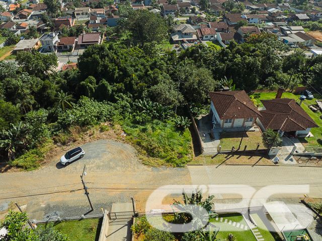 Descubra o potencial exclusivo de um terreno excepcional em Joinville, SC, oferecido exclusivamente pela 636 Negócios Imobiliários. Localizado no tranquilo bairro de Boehmerwald.

Uma das grandes vantagens deste terreno é a sua localização estratégica. Está próximo a vias principais que conectam ao resto da cidade e a serviços essenciais, proporcionando praticidade e economia de tempo no dia a dia. 

Imagina-se construindo aqui? A geometria regular do lote facilita a realização de projetos arquitetônicos diversificados. A presença de vegetação abundante nas proximidades enriquece ainda mais o cenário, proporcionando uma atmosfera de tranquilidade e privacidade.

Este terreno é ideal para quem busca fazer um investimento imobiliário com alto potencial de valorização. Joinville é conhecida por seu dinamismo econômico e cultural, e investir aqui é garantia de estar em uma cidade que cresce e se desenvolve continuamente. Não perca a oportunidade de transformar este espaço em um empreendimento que reflete excelência e inovação.

Na 636 Negócios Imobiliários, entendemos que cada metro quadrado de um terreno carrega um potencial infinito para inovação e desenvolvimento. Com mais de 30 anos de experiência e uma equipe altamente qualificada, estamos aqui para ajudá-lo a realizar seu sonho imobiliário. Entre em contato conosco hoje mesmo para mais informações sobre este terreno e descubra como podemos auxiliar na realização do seu projeto!

636 Negócios Imobiliários – Construímos grandes projetos em lugares incríveis!
 
636 NEGÓCIOS IMOBILIÁRIOS: A SUA MELHOR ESCOLHA
Com mais de 30 anos de experiência, a 636 Negócios Imobiliários é sua parceira ideal para encontrar o imóvel perfeito. Estamos prontos para ajudá-lo a fazer deste imóvel o seu novo lar.
 
Telefone: (47) 3451-0636
WhatsApp: (47) 99190-0636
 
Não perca esta oportunidade única. Visite nosso site para mais informações: i636.com.br