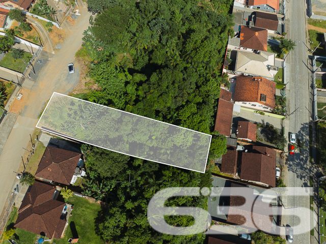 Descubra o potencial exclusivo de um terreno excepcional em Joinville, SC, oferecido exclusivamente pela 636 Negócios Imobiliários. Localizado no tranquilo bairro de Boehmerwald.

Uma das grandes vantagens deste terreno é a sua localização estratégica. Está próximo a vias principais que conectam ao resto da cidade e a serviços essenciais, proporcionando praticidade e economia de tempo no dia a dia. 

Imagina-se construindo aqui? A geometria regular do lote facilita a realização de projetos arquitetônicos diversificados. A presença de vegetação abundante nas proximidades enriquece ainda mais o cenário, proporcionando uma atmosfera de tranquilidade e privacidade.

Este terreno é ideal para quem busca fazer um investimento imobiliário com alto potencial de valorização. Joinville é conhecida por seu dinamismo econômico e cultural, e investir aqui é garantia de estar em uma cidade que cresce e se desenvolve continuamente. Não perca a oportunidade de transformar este espaço em um empreendimento que reflete excelência e inovação.

Na 636 Negócios Imobiliários, entendemos que cada metro quadrado de um terreno carrega um potencial infinito para inovação e desenvolvimento. Com mais de 30 anos de experiência e uma equipe altamente qualificada, estamos aqui para ajudá-lo a realizar seu sonho imobiliário. Entre em contato conosco hoje mesmo para mais informações sobre este terreno e descubra como podemos auxiliar na realização do seu projeto!

636 Negócios Imobiliários – Construímos grandes projetos em lugares incríveis!
 
636 NEGÓCIOS IMOBILIÁRIOS: A SUA MELHOR ESCOLHA
Com mais de 30 anos de experiência, a 636 Negócios Imobiliários é sua parceira ideal para encontrar o imóvel perfeito. Estamos prontos para ajudá-lo a fazer deste imóvel o seu novo lar.
 
Telefone: (47) 3451-0636
WhatsApp: (47) 99190-0636
 
Não perca esta oportunidade única. Visite nosso site para mais informações: i636.com.br
