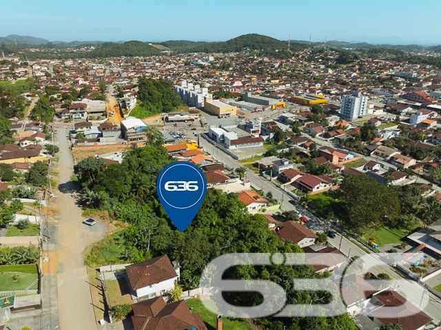 Descubra o potencial exclusivo de um terreno excepcional em Joinville, SC, oferecido exclusivamente pela 636 Negócios Imobiliários. Localizado no tranquilo bairro de Boehmerwald.

Uma das grandes vantagens deste terreno é a sua localização estratégica. Está próximo a vias principais que conectam ao resto da cidade e a serviços essenciais, proporcionando praticidade e economia de tempo no dia a dia. 

Imagina-se construindo aqui? A geometria regular do lote facilita a realização de projetos arquitetônicos diversificados. A presença de vegetação abundante nas proximidades enriquece ainda mais o cenário, proporcionando uma atmosfera de tranquilidade e privacidade.

Este terreno é ideal para quem busca fazer um investimento imobiliário com alto potencial de valorização. Joinville é conhecida por seu dinamismo econômico e cultural, e investir aqui é garantia de estar em uma cidade que cresce e se desenvolve continuamente. Não perca a oportunidade de transformar este espaço em um empreendimento que reflete excelência e inovação.

Na 636 Negócios Imobiliários, entendemos que cada metro quadrado de um terreno carrega um potencial infinito para inovação e desenvolvimento. Com mais de 30 anos de experiência e uma equipe altamente qualificada, estamos aqui para ajudá-lo a realizar seu sonho imobiliário. Entre em contato conosco hoje mesmo para mais informações sobre este terreno e descubra como podemos auxiliar na realização do seu projeto!

636 Negócios Imobiliários – Construímos grandes projetos em lugares incríveis!
 
636 NEGÓCIOS IMOBILIÁRIOS: A SUA MELHOR ESCOLHA
Com mais de 30 anos de experiência, a 636 Negócios Imobiliários é sua parceira ideal para encontrar o imóvel perfeito. Estamos prontos para ajudá-lo a fazer deste imóvel o seu novo lar.
 
Telefone: (47) 3451-0636
WhatsApp: (47) 99190-0636
 
Não perca esta oportunidade única. Visite nosso site para mais informações: i636.com.br