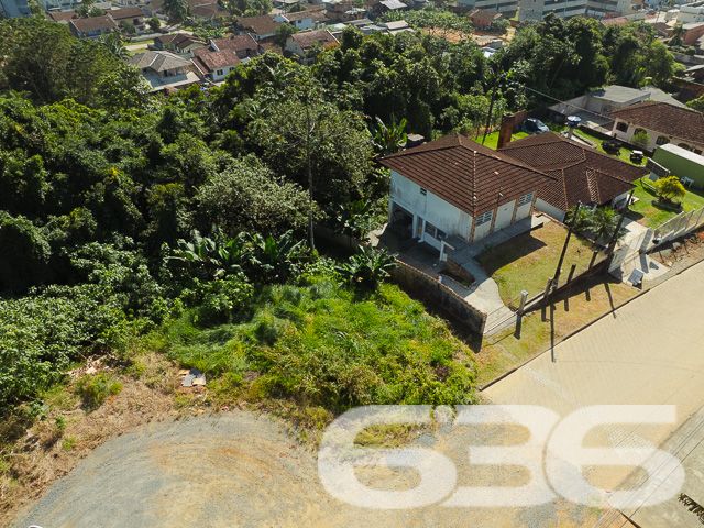 Descubra o potencial exclusivo de um terreno excepcional em Joinville, SC, oferecido exclusivamente pela 636 Negócios Imobiliários. Localizado no tranquilo bairro de Boehmerwald.

Uma das grandes vantagens deste terreno é a sua localização estratégica. Está próximo a vias principais que conectam ao resto da cidade e a serviços essenciais, proporcionando praticidade e economia de tempo no dia a dia. 

Imagina-se construindo aqui? A geometria regular do lote facilita a realização de projetos arquitetônicos diversificados. A presença de vegetação abundante nas proximidades enriquece ainda mais o cenário, proporcionando uma atmosfera de tranquilidade e privacidade.

Este terreno é ideal para quem busca fazer um investimento imobiliário com alto potencial de valorização. Joinville é conhecida por seu dinamismo econômico e cultural, e investir aqui é garantia de estar em uma cidade que cresce e se desenvolve continuamente. Não perca a oportunidade de transformar este espaço em um empreendimento que reflete excelência e inovação.

Na 636 Negócios Imobiliários, entendemos que cada metro quadrado de um terreno carrega um potencial infinito para inovação e desenvolvimento. Com mais de 30 anos de experiência e uma equipe altamente qualificada, estamos aqui para ajudá-lo a realizar seu sonho imobiliário. Entre em contato conosco hoje mesmo para mais informações sobre este terreno e descubra como podemos auxiliar na realização do seu projeto!

636 Negócios Imobiliários – Construímos grandes projetos em lugares incríveis!
 
636 NEGÓCIOS IMOBILIÁRIOS: A SUA MELHOR ESCOLHA
Com mais de 30 anos de experiência, a 636 Negócios Imobiliários é sua parceira ideal para encontrar o imóvel perfeito. Estamos prontos para ajudá-lo a fazer deste imóvel o seu novo lar.
 
Telefone: (47) 3451-0636
WhatsApp: (47) 99190-0636
 
Não perca esta oportunidade única. Visite nosso site para mais informações: i636.com.br