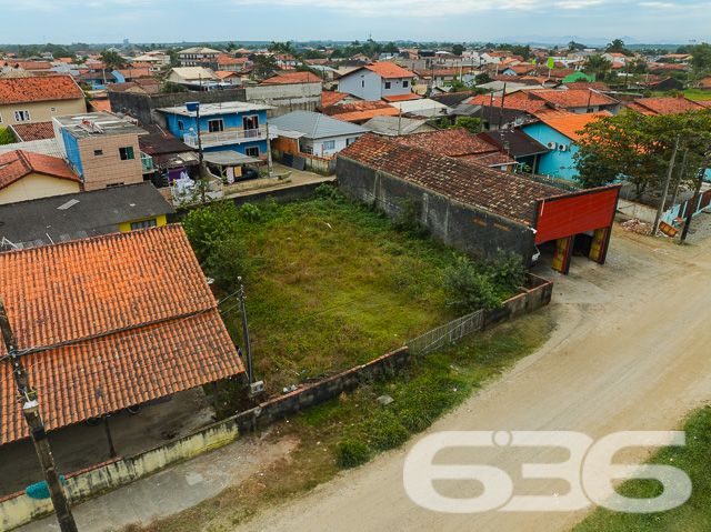 Descubra a oportunidade perfeita para construir a casa dos seus sonhos em Balneário Barra do Sul, Santa Catarina. A 636 Negócios Imobiliários tem o prazer de apresentar um terreno excepcionalmente localizado no coração do Centro, uma escolha ideal para quem deseja tranquilidade e proximidade com a natureza sem abrir mão das conveniências urbanas.

Detalhes do Terreno:

Área Total: 360 m²
Dimensões: 16,00 m de frente e fundos por 22,50 m de laterais

O terreno oferece uma geometria regular, perfeita para uma variedade de projetos arquitetônicos. Imagine-se desfrutando do seu café da manhã com o sol da manhã iluminando seu novo lar. A localização leste do terreno garante iluminação natural abundante, criando um ambiente acolhedor e energizante.

Este terreno não pavimentado proporciona uma tela em branco para seus planos de construção. Seja para construir uma residência familiar espaçosa ou um refúgio acolhedor para fins de semana, este espaço é ideal para transformar seu sonho em realidade. Com medidas generosas, o lote é adequado para uma construção personalizada, oferecendo espaço suficiente para jardim, área de lazer e muito mais.

Localização Privilegiada:
Balneário Barra do Sul é conhecido por suas belas paisagens naturais e tranquilidade, proporcionando um estilo de vida relaxante e distante do caos urbano. Apesar de sua tranquilidade, o terreno está convenientemente situado próximo a serviços essenciais como supermercados, escolas, e restaurantes, garantindo que todas as suas necessidades diárias estejam ao alcance.

Investimento Inteligente:
Investir em um terreno em Balneário Barra do Sul é uma escolha inteligente, dada a valorização contínua da região. Este terreno não é apenas um espaço para construir, mas uma oportunidade de investimento que promete retorno a longo prazo.

Na 636 Negócios Imobiliários, entendemos que a compra de um terreno é o primeiro passo para construir seu futuro. Com mais de 30 anos de experiência no mercado imobiliário, garantimos uma transação transparente e segura, assegurando que cada detalhe seja cuidadosamente gerenciado.

Para mais informações e para agendar uma visita ao local, entre em contato conosco hoje mesmo. Deixe a 636 Negócios Imobiliários ajudar você a encontrar o lugar perfeito para chamar de lar.
 
636 NEGÓCIOS IMOBILIÁRIOS: A SUA MELHOR ESCOLHA
Com mais de 30 anos de experiência, a 636 Negócios Imobiliários é sua parceira ideal para encontrar o imóvel perfeito. Estamos prontos para ajudá-lo a fazer deste imóvel o seu novo lar.
 
Telefone: (47) 3451-0636
WhatsApp: (47) 99190-0636
 
Não perca esta oportunidade única. Visite nosso site para mais informações: i636.com.br