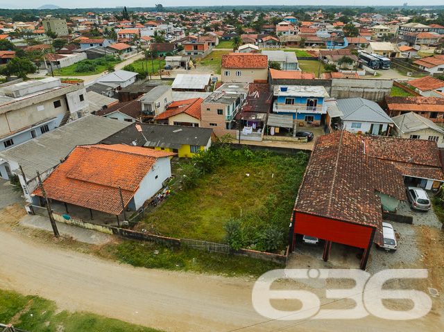 Descubra a oportunidade perfeita para construir a casa dos seus sonhos em Balneário Barra do Sul, Santa Catarina. A 636 Negócios Imobiliários tem o prazer de apresentar um terreno excepcionalmente localizado no coração do Centro, uma escolha ideal para quem deseja tranquilidade e proximidade com a natureza sem abrir mão das conveniências urbanas.

Detalhes do Terreno:

Área Total: 360 m²
Dimensões: 16,00 m de frente e fundos por 22,50 m de laterais

O terreno oferece uma geometria regular, perfeita para uma variedade de projetos arquitetônicos. Imagine-se desfrutando do seu café da manhã com o sol da manhã iluminando seu novo lar. A localização leste do terreno garante iluminação natural abundante, criando um ambiente acolhedor e energizante.

Este terreno não pavimentado proporciona uma tela em branco para seus planos de construção. Seja para construir uma residência familiar espaçosa ou um refúgio acolhedor para fins de semana, este espaço é ideal para transformar seu sonho em realidade. Com medidas generosas, o lote é adequado para uma construção personalizada, oferecendo espaço suficiente para jardim, área de lazer e muito mais.

Localização Privilegiada:
Balneário Barra do Sul é conhecido por suas belas paisagens naturais e tranquilidade, proporcionando um estilo de vida relaxante e distante do caos urbano. Apesar de sua tranquilidade, o terreno está convenientemente situado próximo a serviços essenciais como supermercados, escolas, e restaurantes, garantindo que todas as suas necessidades diárias estejam ao alcance.

Investimento Inteligente:
Investir em um terreno em Balneário Barra do Sul é uma escolha inteligente, dada a valorização contínua da região. Este terreno não é apenas um espaço para construir, mas uma oportunidade de investimento que promete retorno a longo prazo.

Na 636 Negócios Imobiliários, entendemos que a compra de um terreno é o primeiro passo para construir seu futuro. Com mais de 30 anos de experiência no mercado imobiliário, garantimos uma transação transparente e segura, assegurando que cada detalhe seja cuidadosamente gerenciado.

Para mais informações e para agendar uma visita ao local, entre em contato conosco hoje mesmo. Deixe a 636 Negócios Imobiliários ajudar você a encontrar o lugar perfeito para chamar de lar.
 
636 NEGÓCIOS IMOBILIÁRIOS: A SUA MELHOR ESCOLHA
Com mais de 30 anos de experiência, a 636 Negócios Imobiliários é sua parceira ideal para encontrar o imóvel perfeito. Estamos prontos para ajudá-lo a fazer deste imóvel o seu novo lar.
 
Telefone: (47) 3451-0636
WhatsApp: (47) 99190-0636
 
Não perca esta oportunidade única. Visite nosso site para mais informações: i636.com.br