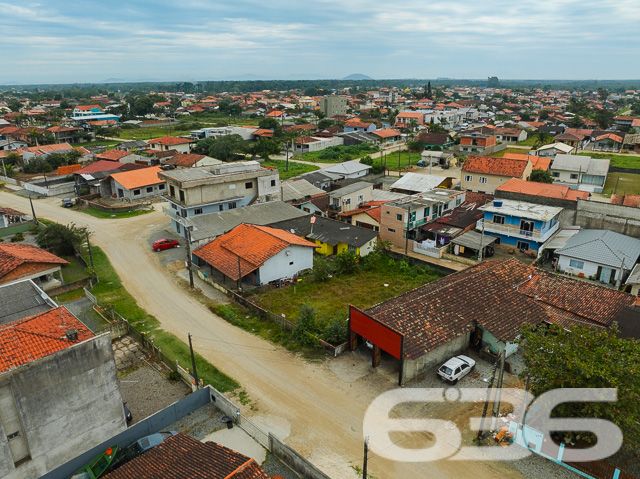 Descubra a oportunidade perfeita para construir a casa dos seus sonhos em Balneário Barra do Sul, Santa Catarina. A 636 Negócios Imobiliários tem o prazer de apresentar um terreno excepcionalmente localizado no coração do Centro, uma escolha ideal para quem deseja tranquilidade e proximidade com a natureza sem abrir mão das conveniências urbanas.

Detalhes do Terreno:

Área Total: 360 m²
Dimensões: 16,00 m de frente e fundos por 22,50 m de laterais

O terreno oferece uma geometria regular, perfeita para uma variedade de projetos arquitetônicos. Imagine-se desfrutando do seu café da manhã com o sol da manhã iluminando seu novo lar. A localização leste do terreno garante iluminação natural abundante, criando um ambiente acolhedor e energizante.

Este terreno não pavimentado proporciona uma tela em branco para seus planos de construção. Seja para construir uma residência familiar espaçosa ou um refúgio acolhedor para fins de semana, este espaço é ideal para transformar seu sonho em realidade. Com medidas generosas, o lote é adequado para uma construção personalizada, oferecendo espaço suficiente para jardim, área de lazer e muito mais.

Localização Privilegiada:
Balneário Barra do Sul é conhecido por suas belas paisagens naturais e tranquilidade, proporcionando um estilo de vida relaxante e distante do caos urbano. Apesar de sua tranquilidade, o terreno está convenientemente situado próximo a serviços essenciais como supermercados, escolas, e restaurantes, garantindo que todas as suas necessidades diárias estejam ao alcance.

Investimento Inteligente:
Investir em um terreno em Balneário Barra do Sul é uma escolha inteligente, dada a valorização contínua da região. Este terreno não é apenas um espaço para construir, mas uma oportunidade de investimento que promete retorno a longo prazo.

Na 636 Negócios Imobiliários, entendemos que a compra de um terreno é o primeiro passo para construir seu futuro. Com mais de 30 anos de experiência no mercado imobiliário, garantimos uma transação transparente e segura, assegurando que cada detalhe seja cuidadosamente gerenciado.

Para mais informações e para agendar uma visita ao local, entre em contato conosco hoje mesmo. Deixe a 636 Negócios Imobiliários ajudar você a encontrar o lugar perfeito para chamar de lar.
 
636 NEGÓCIOS IMOBILIÁRIOS: A SUA MELHOR ESCOLHA
Com mais de 30 anos de experiência, a 636 Negócios Imobiliários é sua parceira ideal para encontrar o imóvel perfeito. Estamos prontos para ajudá-lo a fazer deste imóvel o seu novo lar.
 
Telefone: (47) 3451-0636
WhatsApp: (47) 99190-0636
 
Não perca esta oportunidade única. Visite nosso site para mais informações: i636.com.br