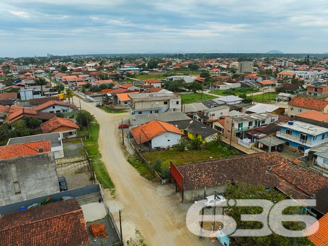 Descubra a oportunidade perfeita para construir a casa dos seus sonhos em Balneário Barra do Sul, Santa Catarina. A 636 Negócios Imobiliários tem o prazer de apresentar um terreno excepcionalmente localizado no coração do Centro, uma escolha ideal para quem deseja tranquilidade e proximidade com a natureza sem abrir mão das conveniências urbanas.

Detalhes do Terreno:

Área Total: 360 m²
Dimensões: 16,00 m de frente e fundos por 22,50 m de laterais

O terreno oferece uma geometria regular, perfeita para uma variedade de projetos arquitetônicos. Imagine-se desfrutando do seu café da manhã com o sol da manhã iluminando seu novo lar. A localização leste do terreno garante iluminação natural abundante, criando um ambiente acolhedor e energizante.

Este terreno não pavimentado proporciona uma tela em branco para seus planos de construção. Seja para construir uma residência familiar espaçosa ou um refúgio acolhedor para fins de semana, este espaço é ideal para transformar seu sonho em realidade. Com medidas generosas, o lote é adequado para uma construção personalizada, oferecendo espaço suficiente para jardim, área de lazer e muito mais.

Localização Privilegiada:
Balneário Barra do Sul é conhecido por suas belas paisagens naturais e tranquilidade, proporcionando um estilo de vida relaxante e distante do caos urbano. Apesar de sua tranquilidade, o terreno está convenientemente situado próximo a serviços essenciais como supermercados, escolas, e restaurantes, garantindo que todas as suas necessidades diárias estejam ao alcance.

Investimento Inteligente:
Investir em um terreno em Balneário Barra do Sul é uma escolha inteligente, dada a valorização contínua da região. Este terreno não é apenas um espaço para construir, mas uma oportunidade de investimento que promete retorno a longo prazo.

Na 636 Negócios Imobiliários, entendemos que a compra de um terreno é o primeiro passo para construir seu futuro. Com mais de 30 anos de experiência no mercado imobiliário, garantimos uma transação transparente e segura, assegurando que cada detalhe seja cuidadosamente gerenciado.

Para mais informações e para agendar uma visita ao local, entre em contato conosco hoje mesmo. Deixe a 636 Negócios Imobiliários ajudar você a encontrar o lugar perfeito para chamar de lar.
 
636 NEGÓCIOS IMOBILIÁRIOS: A SUA MELHOR ESCOLHA
Com mais de 30 anos de experiência, a 636 Negócios Imobiliários é sua parceira ideal para encontrar o imóvel perfeito. Estamos prontos para ajudá-lo a fazer deste imóvel o seu novo lar.
 
Telefone: (47) 3451-0636
WhatsApp: (47) 99190-0636
 
Não perca esta oportunidade única. Visite nosso site para mais informações: i636.com.br