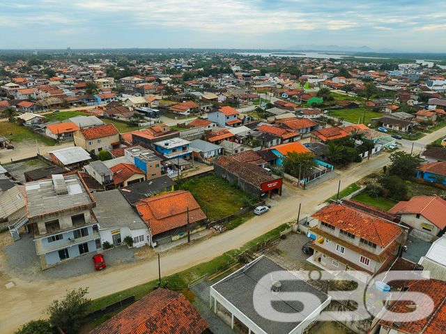 Descubra a oportunidade perfeita para construir a casa dos seus sonhos em Balneário Barra do Sul, Santa Catarina. A 636 Negócios Imobiliários tem o prazer de apresentar um terreno excepcionalmente localizado no coração do Centro, uma escolha ideal para quem deseja tranquilidade e proximidade com a natureza sem abrir mão das conveniências urbanas.

Detalhes do Terreno:

Área Total: 360 m²
Dimensões: 16,00 m de frente e fundos por 22,50 m de laterais

O terreno oferece uma geometria regular, perfeita para uma variedade de projetos arquitetônicos. Imagine-se desfrutando do seu café da manhã com o sol da manhã iluminando seu novo lar. A localização leste do terreno garante iluminação natural abundante, criando um ambiente acolhedor e energizante.

Este terreno não pavimentado proporciona uma tela em branco para seus planos de construção. Seja para construir uma residência familiar espaçosa ou um refúgio acolhedor para fins de semana, este espaço é ideal para transformar seu sonho em realidade. Com medidas generosas, o lote é adequado para uma construção personalizada, oferecendo espaço suficiente para jardim, área de lazer e muito mais.

Localização Privilegiada:
Balneário Barra do Sul é conhecido por suas belas paisagens naturais e tranquilidade, proporcionando um estilo de vida relaxante e distante do caos urbano. Apesar de sua tranquilidade, o terreno está convenientemente situado próximo a serviços essenciais como supermercados, escolas, e restaurantes, garantindo que todas as suas necessidades diárias estejam ao alcance.

Investimento Inteligente:
Investir em um terreno em Balneário Barra do Sul é uma escolha inteligente, dada a valorização contínua da região. Este terreno não é apenas um espaço para construir, mas uma oportunidade de investimento que promete retorno a longo prazo.

Na 636 Negócios Imobiliários, entendemos que a compra de um terreno é o primeiro passo para construir seu futuro. Com mais de 30 anos de experiência no mercado imobiliário, garantimos uma transação transparente e segura, assegurando que cada detalhe seja cuidadosamente gerenciado.

Para mais informações e para agendar uma visita ao local, entre em contato conosco hoje mesmo. Deixe a 636 Negócios Imobiliários ajudar você a encontrar o lugar perfeito para chamar de lar.
 
636 NEGÓCIOS IMOBILIÁRIOS: A SUA MELHOR ESCOLHA
Com mais de 30 anos de experiência, a 636 Negócios Imobiliários é sua parceira ideal para encontrar o imóvel perfeito. Estamos prontos para ajudá-lo a fazer deste imóvel o seu novo lar.
 
Telefone: (47) 3451-0636
WhatsApp: (47) 99190-0636
 
Não perca esta oportunidade única. Visite nosso site para mais informações: i636.com.br