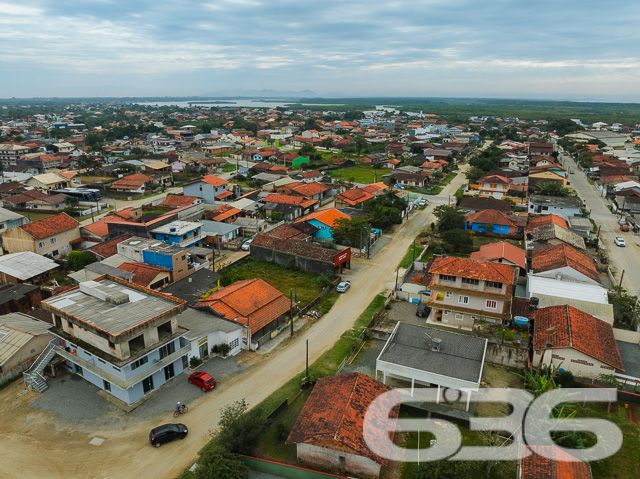 Descubra a oportunidade perfeita para construir a casa dos seus sonhos em Balneário Barra do Sul, Santa Catarina. A 636 Negócios Imobiliários tem o prazer de apresentar um terreno excepcionalmente localizado no coração do Centro, uma escolha ideal para quem deseja tranquilidade e proximidade com a natureza sem abrir mão das conveniências urbanas.

Detalhes do Terreno:

Área Total: 360 m²
Dimensões: 16,00 m de frente e fundos por 22,50 m de laterais

O terreno oferece uma geometria regular, perfeita para uma variedade de projetos arquitetônicos. Imagine-se desfrutando do seu café da manhã com o sol da manhã iluminando seu novo lar. A localização leste do terreno garante iluminação natural abundante, criando um ambiente acolhedor e energizante.

Este terreno não pavimentado proporciona uma tela em branco para seus planos de construção. Seja para construir uma residência familiar espaçosa ou um refúgio acolhedor para fins de semana, este espaço é ideal para transformar seu sonho em realidade. Com medidas generosas, o lote é adequado para uma construção personalizada, oferecendo espaço suficiente para jardim, área de lazer e muito mais.

Localização Privilegiada:
Balneário Barra do Sul é conhecido por suas belas paisagens naturais e tranquilidade, proporcionando um estilo de vida relaxante e distante do caos urbano. Apesar de sua tranquilidade, o terreno está convenientemente situado próximo a serviços essenciais como supermercados, escolas, e restaurantes, garantindo que todas as suas necessidades diárias estejam ao alcance.

Investimento Inteligente:
Investir em um terreno em Balneário Barra do Sul é uma escolha inteligente, dada a valorização contínua da região. Este terreno não é apenas um espaço para construir, mas uma oportunidade de investimento que promete retorno a longo prazo.

Na 636 Negócios Imobiliários, entendemos que a compra de um terreno é o primeiro passo para construir seu futuro. Com mais de 30 anos de experiência no mercado imobiliário, garantimos uma transação transparente e segura, assegurando que cada detalhe seja cuidadosamente gerenciado.

Para mais informações e para agendar uma visita ao local, entre em contato conosco hoje mesmo. Deixe a 636 Negócios Imobiliários ajudar você a encontrar o lugar perfeito para chamar de lar.
 
636 NEGÓCIOS IMOBILIÁRIOS: A SUA MELHOR ESCOLHA
Com mais de 30 anos de experiência, a 636 Negócios Imobiliários é sua parceira ideal para encontrar o imóvel perfeito. Estamos prontos para ajudá-lo a fazer deste imóvel o seu novo lar.
 
Telefone: (47) 3451-0636
WhatsApp: (47) 99190-0636
 
Não perca esta oportunidade única. Visite nosso site para mais informações: i636.com.br
