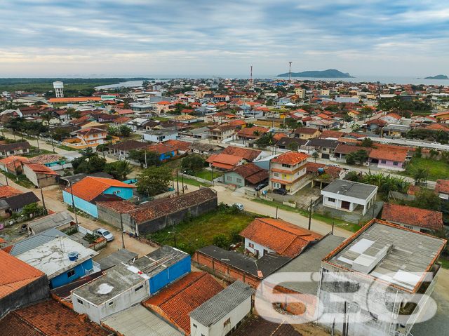 Descubra a oportunidade perfeita para construir a casa dos seus sonhos em Balneário Barra do Sul, Santa Catarina. A 636 Negócios Imobiliários tem o prazer de apresentar um terreno excepcionalmente localizado no coração do Centro, uma escolha ideal para quem deseja tranquilidade e proximidade com a natureza sem abrir mão das conveniências urbanas.

Detalhes do Terreno:

Área Total: 360 m²
Dimensões: 16,00 m de frente e fundos por 22,50 m de laterais

O terreno oferece uma geometria regular, perfeita para uma variedade de projetos arquitetônicos. Imagine-se desfrutando do seu café da manhã com o sol da manhã iluminando seu novo lar. A localização leste do terreno garante iluminação natural abundante, criando um ambiente acolhedor e energizante.

Este terreno não pavimentado proporciona uma tela em branco para seus planos de construção. Seja para construir uma residência familiar espaçosa ou um refúgio acolhedor para fins de semana, este espaço é ideal para transformar seu sonho em realidade. Com medidas generosas, o lote é adequado para uma construção personalizada, oferecendo espaço suficiente para jardim, área de lazer e muito mais.

Localização Privilegiada:
Balneário Barra do Sul é conhecido por suas belas paisagens naturais e tranquilidade, proporcionando um estilo de vida relaxante e distante do caos urbano. Apesar de sua tranquilidade, o terreno está convenientemente situado próximo a serviços essenciais como supermercados, escolas, e restaurantes, garantindo que todas as suas necessidades diárias estejam ao alcance.

Investimento Inteligente:
Investir em um terreno em Balneário Barra do Sul é uma escolha inteligente, dada a valorização contínua da região. Este terreno não é apenas um espaço para construir, mas uma oportunidade de investimento que promete retorno a longo prazo.

Na 636 Negócios Imobiliários, entendemos que a compra de um terreno é o primeiro passo para construir seu futuro. Com mais de 30 anos de experiência no mercado imobiliário, garantimos uma transação transparente e segura, assegurando que cada detalhe seja cuidadosamente gerenciado.

Para mais informações e para agendar uma visita ao local, entre em contato conosco hoje mesmo. Deixe a 636 Negócios Imobiliários ajudar você a encontrar o lugar perfeito para chamar de lar.
 
636 NEGÓCIOS IMOBILIÁRIOS: A SUA MELHOR ESCOLHA
Com mais de 30 anos de experiência, a 636 Negócios Imobiliários é sua parceira ideal para encontrar o imóvel perfeito. Estamos prontos para ajudá-lo a fazer deste imóvel o seu novo lar.
 
Telefone: (47) 3451-0636
WhatsApp: (47) 99190-0636
 
Não perca esta oportunidade única. Visite nosso site para mais informações: i636.com.br