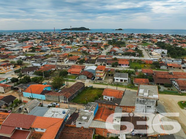 Descubra a oportunidade perfeita para construir a casa dos seus sonhos em Balneário Barra do Sul, Santa Catarina. A 636 Negócios Imobiliários tem o prazer de apresentar um terreno excepcionalmente localizado no coração do Centro, uma escolha ideal para quem deseja tranquilidade e proximidade com a natureza sem abrir mão das conveniências urbanas.

Detalhes do Terreno:

Área Total: 360 m²
Dimensões: 16,00 m de frente e fundos por 22,50 m de laterais

O terreno oferece uma geometria regular, perfeita para uma variedade de projetos arquitetônicos. Imagine-se desfrutando do seu café da manhã com o sol da manhã iluminando seu novo lar. A localização leste do terreno garante iluminação natural abundante, criando um ambiente acolhedor e energizante.

Este terreno não pavimentado proporciona uma tela em branco para seus planos de construção. Seja para construir uma residência familiar espaçosa ou um refúgio acolhedor para fins de semana, este espaço é ideal para transformar seu sonho em realidade. Com medidas generosas, o lote é adequado para uma construção personalizada, oferecendo espaço suficiente para jardim, área de lazer e muito mais.

Localização Privilegiada:
Balneário Barra do Sul é conhecido por suas belas paisagens naturais e tranquilidade, proporcionando um estilo de vida relaxante e distante do caos urbano. Apesar de sua tranquilidade, o terreno está convenientemente situado próximo a serviços essenciais como supermercados, escolas, e restaurantes, garantindo que todas as suas necessidades diárias estejam ao alcance.

Investimento Inteligente:
Investir em um terreno em Balneário Barra do Sul é uma escolha inteligente, dada a valorização contínua da região. Este terreno não é apenas um espaço para construir, mas uma oportunidade de investimento que promete retorno a longo prazo.

Na 636 Negócios Imobiliários, entendemos que a compra de um terreno é o primeiro passo para construir seu futuro. Com mais de 30 anos de experiência no mercado imobiliário, garantimos uma transação transparente e segura, assegurando que cada detalhe seja cuidadosamente gerenciado.

Para mais informações e para agendar uma visita ao local, entre em contato conosco hoje mesmo. Deixe a 636 Negócios Imobiliários ajudar você a encontrar o lugar perfeito para chamar de lar.
 
636 NEGÓCIOS IMOBILIÁRIOS: A SUA MELHOR ESCOLHA
Com mais de 30 anos de experiência, a 636 Negócios Imobiliários é sua parceira ideal para encontrar o imóvel perfeito. Estamos prontos para ajudá-lo a fazer deste imóvel o seu novo lar.
 
Telefone: (47) 3451-0636
WhatsApp: (47) 99190-0636
 
Não perca esta oportunidade única. Visite nosso site para mais informações: i636.com.br