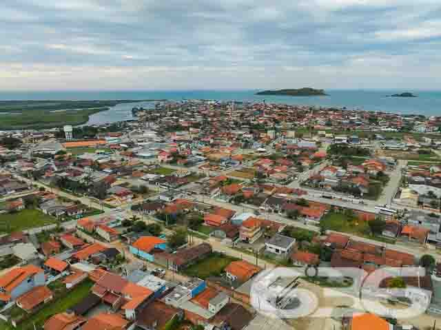 Descubra a oportunidade perfeita para construir a casa dos seus sonhos em Balneário Barra do Sul, Santa Catarina. A 636 Negócios Imobiliários tem o prazer de apresentar um terreno excepcionalmente localizado no coração do Centro, uma escolha ideal para quem deseja tranquilidade e proximidade com a natureza sem abrir mão das conveniências urbanas.

Detalhes do Terreno:

Área Total: 360 m²
Dimensões: 16,00 m de frente e fundos por 22,50 m de laterais

O terreno oferece uma geometria regular, perfeita para uma variedade de projetos arquitetônicos. Imagine-se desfrutando do seu café da manhã com o sol da manhã iluminando seu novo lar. A localização leste do terreno garante iluminação natural abundante, criando um ambiente acolhedor e energizante.

Este terreno não pavimentado proporciona uma tela em branco para seus planos de construção. Seja para construir uma residência familiar espaçosa ou um refúgio acolhedor para fins de semana, este espaço é ideal para transformar seu sonho em realidade. Com medidas generosas, o lote é adequado para uma construção personalizada, oferecendo espaço suficiente para jardim, área de lazer e muito mais.

Localização Privilegiada:
Balneário Barra do Sul é conhecido por suas belas paisagens naturais e tranquilidade, proporcionando um estilo de vida relaxante e distante do caos urbano. Apesar de sua tranquilidade, o terreno está convenientemente situado próximo a serviços essenciais como supermercados, escolas, e restaurantes, garantindo que todas as suas necessidades diárias estejam ao alcance.

Investimento Inteligente:
Investir em um terreno em Balneário Barra do Sul é uma escolha inteligente, dada a valorização contínua da região. Este terreno não é apenas um espaço para construir, mas uma oportunidade de investimento que promete retorno a longo prazo.

Na 636 Negócios Imobiliários, entendemos que a compra de um terreno é o primeiro passo para construir seu futuro. Com mais de 30 anos de experiência no mercado imobiliário, garantimos uma transação transparente e segura, assegurando que cada detalhe seja cuidadosamente gerenciado.

Para mais informações e para agendar uma visita ao local, entre em contato conosco hoje mesmo. Deixe a 636 Negócios Imobiliários ajudar você a encontrar o lugar perfeito para chamar de lar.
 
636 NEGÓCIOS IMOBILIÁRIOS: A SUA MELHOR ESCOLHA
Com mais de 30 anos de experiência, a 636 Negócios Imobiliários é sua parceira ideal para encontrar o imóvel perfeito. Estamos prontos para ajudá-lo a fazer deste imóvel o seu novo lar.
 
Telefone: (47) 3451-0636
WhatsApp: (47) 99190-0636
 
Não perca esta oportunidade única. Visite nosso site para mais informações: i636.com.br