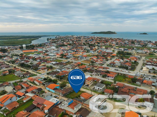 Descubra a oportunidade perfeita para construir a casa dos seus sonhos em Balneário Barra do Sul, Santa Catarina. A 636 Negócios Imobiliários tem o prazer de apresentar um terreno excepcionalmente localizado no coração do Centro, uma escolha ideal para quem deseja tranquilidade e proximidade com a natureza sem abrir mão das conveniências urbanas.

Detalhes do Terreno:

Área Total: 360 m²
Dimensões: 16,00 m de frente e fundos por 22,50 m de laterais

O terreno oferece uma geometria regular, perfeita para uma variedade de projetos arquitetônicos. Imagine-se desfrutando do seu café da manhã com o sol da manhã iluminando seu novo lar. A localização leste do terreno garante iluminação natural abundante, criando um ambiente acolhedor e energizante.

Este terreno não pavimentado proporciona uma tela em branco para seus planos de construção. Seja para construir uma residência familiar espaçosa ou um refúgio acolhedor para fins de semana, este espaço é ideal para transformar seu sonho em realidade. Com medidas generosas, o lote é adequado para uma construção personalizada, oferecendo espaço suficiente para jardim, área de lazer e muito mais.

Localização Privilegiada:
Balneário Barra do Sul é conhecido por suas belas paisagens naturais e tranquilidade, proporcionando um estilo de vida relaxante e distante do caos urbano. Apesar de sua tranquilidade, o terreno está convenientemente situado próximo a serviços essenciais como supermercados, escolas, e restaurantes, garantindo que todas as suas necessidades diárias estejam ao alcance.

Investimento Inteligente:
Investir em um terreno em Balneário Barra do Sul é uma escolha inteligente, dada a valorização contínua da região. Este terreno não é apenas um espaço para construir, mas uma oportunidade de investimento que promete retorno a longo prazo.

Na 636 Negócios Imobiliários, entendemos que a compra de um terreno é o primeiro passo para construir seu futuro. Com mais de 30 anos de experiência no mercado imobiliário, garantimos uma transação transparente e segura, assegurando que cada detalhe seja cuidadosamente gerenciado.

Para mais informações e para agendar uma visita ao local, entre em contato conosco hoje mesmo. Deixe a 636 Negócios Imobiliários ajudar você a encontrar o lugar perfeito para chamar de lar.
 
636 NEGÓCIOS IMOBILIÁRIOS: A SUA MELHOR ESCOLHA
Com mais de 30 anos de experiência, a 636 Negócios Imobiliários é sua parceira ideal para encontrar o imóvel perfeito. Estamos prontos para ajudá-lo a fazer deste imóvel o seu novo lar.
 
Telefone: (47) 3451-0636
WhatsApp: (47) 99190-0636
 
Não perca esta oportunidade única. Visite nosso site para mais informações: i636.com.br