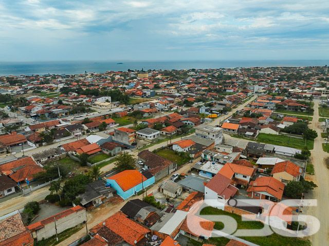 Descubra a oportunidade perfeita para construir a casa dos seus sonhos em Balneário Barra do Sul, Santa Catarina. A 636 Negócios Imobiliários tem o prazer de apresentar um terreno excepcionalmente localizado no coração do Centro, uma escolha ideal para quem deseja tranquilidade e proximidade com a natureza sem abrir mão das conveniências urbanas.

Detalhes do Terreno:

Área Total: 360 m²
Dimensões: 16,00 m de frente e fundos por 22,50 m de laterais

O terreno oferece uma geometria regular, perfeita para uma variedade de projetos arquitetônicos. Imagine-se desfrutando do seu café da manhã com o sol da manhã iluminando seu novo lar. A localização leste do terreno garante iluminação natural abundante, criando um ambiente acolhedor e energizante.

Este terreno não pavimentado proporciona uma tela em branco para seus planos de construção. Seja para construir uma residência familiar espaçosa ou um refúgio acolhedor para fins de semana, este espaço é ideal para transformar seu sonho em realidade. Com medidas generosas, o lote é adequado para uma construção personalizada, oferecendo espaço suficiente para jardim, área de lazer e muito mais.

Localização Privilegiada:
Balneário Barra do Sul é conhecido por suas belas paisagens naturais e tranquilidade, proporcionando um estilo de vida relaxante e distante do caos urbano. Apesar de sua tranquilidade, o terreno está convenientemente situado próximo a serviços essenciais como supermercados, escolas, e restaurantes, garantindo que todas as suas necessidades diárias estejam ao alcance.

Investimento Inteligente:
Investir em um terreno em Balneário Barra do Sul é uma escolha inteligente, dada a valorização contínua da região. Este terreno não é apenas um espaço para construir, mas uma oportunidade de investimento que promete retorno a longo prazo.

Na 636 Negócios Imobiliários, entendemos que a compra de um terreno é o primeiro passo para construir seu futuro. Com mais de 30 anos de experiência no mercado imobiliário, garantimos uma transação transparente e segura, assegurando que cada detalhe seja cuidadosamente gerenciado.

Para mais informações e para agendar uma visita ao local, entre em contato conosco hoje mesmo. Deixe a 636 Negócios Imobiliários ajudar você a encontrar o lugar perfeito para chamar de lar.
 
636 NEGÓCIOS IMOBILIÁRIOS: A SUA MELHOR ESCOLHA
Com mais de 30 anos de experiência, a 636 Negócios Imobiliários é sua parceira ideal para encontrar o imóvel perfeito. Estamos prontos para ajudá-lo a fazer deste imóvel o seu novo lar.
 
Telefone: (47) 3451-0636
WhatsApp: (47) 99190-0636
 
Não perca esta oportunidade única. Visite nosso site para mais informações: i636.com.br