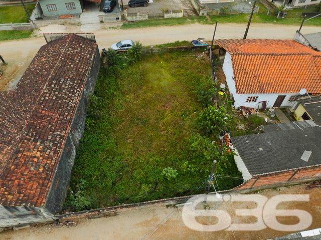 Descubra a oportunidade perfeita para construir a casa dos seus sonhos em Balneário Barra do Sul, Santa Catarina. A 636 Negócios Imobiliários tem o prazer de apresentar um terreno excepcionalmente localizado no coração do Centro, uma escolha ideal para quem deseja tranquilidade e proximidade com a natureza sem abrir mão das conveniências urbanas.

Detalhes do Terreno:

Área Total: 360 m²
Dimensões: 16,00 m de frente e fundos por 22,50 m de laterais

O terreno oferece uma geometria regular, perfeita para uma variedade de projetos arquitetônicos. Imagine-se desfrutando do seu café da manhã com o sol da manhã iluminando seu novo lar. A localização leste do terreno garante iluminação natural abundante, criando um ambiente acolhedor e energizante.

Este terreno não pavimentado proporciona uma tela em branco para seus planos de construção. Seja para construir uma residência familiar espaçosa ou um refúgio acolhedor para fins de semana, este espaço é ideal para transformar seu sonho em realidade. Com medidas generosas, o lote é adequado para uma construção personalizada, oferecendo espaço suficiente para jardim, área de lazer e muito mais.

Localização Privilegiada:
Balneário Barra do Sul é conhecido por suas belas paisagens naturais e tranquilidade, proporcionando um estilo de vida relaxante e distante do caos urbano. Apesar de sua tranquilidade, o terreno está convenientemente situado próximo a serviços essenciais como supermercados, escolas, e restaurantes, garantindo que todas as suas necessidades diárias estejam ao alcance.

Investimento Inteligente:
Investir em um terreno em Balneário Barra do Sul é uma escolha inteligente, dada a valorização contínua da região. Este terreno não é apenas um espaço para construir, mas uma oportunidade de investimento que promete retorno a longo prazo.

Na 636 Negócios Imobiliários, entendemos que a compra de um terreno é o primeiro passo para construir seu futuro. Com mais de 30 anos de experiência no mercado imobiliário, garantimos uma transação transparente e segura, assegurando que cada detalhe seja cuidadosamente gerenciado.

Para mais informações e para agendar uma visita ao local, entre em contato conosco hoje mesmo. Deixe a 636 Negócios Imobiliários ajudar você a encontrar o lugar perfeito para chamar de lar.
 
636 NEGÓCIOS IMOBILIÁRIOS: A SUA MELHOR ESCOLHA
Com mais de 30 anos de experiência, a 636 Negócios Imobiliários é sua parceira ideal para encontrar o imóvel perfeito. Estamos prontos para ajudá-lo a fazer deste imóvel o seu novo lar.
 
Telefone: (47) 3451-0636
WhatsApp: (47) 99190-0636
 
Não perca esta oportunidade única. Visite nosso site para mais informações: i636.com.br