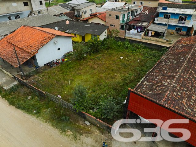Descubra a oportunidade perfeita para construir a casa dos seus sonhos em Balneário Barra do Sul, Santa Catarina. A 636 Negócios Imobiliários tem o prazer de apresentar um terreno excepcionalmente localizado no coração do Centro, uma escolha ideal para quem deseja tranquilidade e proximidade com a natureza sem abrir mão das conveniências urbanas.

Detalhes do Terreno:

Área Total: 360 m²
Dimensões: 16,00 m de frente e fundos por 22,50 m de laterais

O terreno oferece uma geometria regular, perfeita para uma variedade de projetos arquitetônicos. Imagine-se desfrutando do seu café da manhã com o sol da manhã iluminando seu novo lar. A localização leste do terreno garante iluminação natural abundante, criando um ambiente acolhedor e energizante.

Este terreno não pavimentado proporciona uma tela em branco para seus planos de construção. Seja para construir uma residência familiar espaçosa ou um refúgio acolhedor para fins de semana, este espaço é ideal para transformar seu sonho em realidade. Com medidas generosas, o lote é adequado para uma construção personalizada, oferecendo espaço suficiente para jardim, área de lazer e muito mais.

Localização Privilegiada:
Balneário Barra do Sul é conhecido por suas belas paisagens naturais e tranquilidade, proporcionando um estilo de vida relaxante e distante do caos urbano. Apesar de sua tranquilidade, o terreno está convenientemente situado próximo a serviços essenciais como supermercados, escolas, e restaurantes, garantindo que todas as suas necessidades diárias estejam ao alcance.

Investimento Inteligente:
Investir em um terreno em Balneário Barra do Sul é uma escolha inteligente, dada a valorização contínua da região. Este terreno não é apenas um espaço para construir, mas uma oportunidade de investimento que promete retorno a longo prazo.

Na 636 Negócios Imobiliários, entendemos que a compra de um terreno é o primeiro passo para construir seu futuro. Com mais de 30 anos de experiência no mercado imobiliário, garantimos uma transação transparente e segura, assegurando que cada detalhe seja cuidadosamente gerenciado.

Para mais informações e para agendar uma visita ao local, entre em contato conosco hoje mesmo. Deixe a 636 Negócios Imobiliários ajudar você a encontrar o lugar perfeito para chamar de lar.
 
636 NEGÓCIOS IMOBILIÁRIOS: A SUA MELHOR ESCOLHA
Com mais de 30 anos de experiência, a 636 Negócios Imobiliários é sua parceira ideal para encontrar o imóvel perfeito. Estamos prontos para ajudá-lo a fazer deste imóvel o seu novo lar.
 
Telefone: (47) 3451-0636
WhatsApp: (47) 99190-0636
 
Não perca esta oportunidade única. Visite nosso site para mais informações: i636.com.br