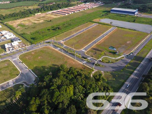 Oportunidade Única de Investimento ou Construção em Santa Catarina!
Procurando o lugar perfeito para construir a casa dos seus sonhos ou investir em um projeto promissor? Apresentamos este magnífico terreno localizado no bairro planejado de Itinga, em Araquari - SC. Com infraestrutura completa e em uma localização privilegiada, este terreno oferece tudo o que você precisa para um excelente investimento ou para começar a construir imediatamente.
Detalhes do Terreno:
Área Total: 295,79 m²
Localização: Face Leste, em esquina, oferecendo maior privacidade e aproveitamento de espaço.
Infraestrutura: Rua totalmente pavimentada, garantindo fácil acesso e mobilidade.
Este terreno está situado em um bairro planejado, que conta com um sistema completo de segurança, incluindo monitoramento por câmeras e equipe de segurança, além de um projeto paisagístico que valoriza a área e proporciona um ambiente mais agradável e tranquilo para seus moradores. A localização é estratégica, com acesso rápido às principais vias da cidade e a poucos minutos do centro de Araquari, combinando conveniência e tranquilidade.
Por que escolher este terreno?
Potencial de Valorização: Araquari está em pleno desenvolvimento, atraindo investimentos e novos moradores, o que garante uma excelente valorização imobiliária.
Qualidade de Vida: Viver em um bairro planejado com amplas áreas verdes e segurança é um privilégio que transformará seu dia a dia.
A 636 Negócios Imobiliários é reconhecida por sua excelência e compromisso com a satisfação do cliente. Nossa equipe está pronta para auxiliar você em cada passo, garantindo uma transação segura e eficiente.
Realize seu sonho ou invista com segurança. Este terreno é uma tela em branco esperando por sua visão. Venha conhecer e se encantar! Para mais informações, visite nossa loja ou entre em contato conosco através dos nossos canais de atendimento.
636 NEGÓCIOS IMOBILIÁRIOS: A SUA MELHOR ESCOLHA
Com mais de 30 anos de experiência, a 636 Negócios Imobiliários é sua parceira ideal para encontrar o imóvel perfeito. Estamos prontos para ajudá-lo a fazer deste imóvel o seu novo lar.
Telefone: (47) 3451-0636
WhatsApp: (47) 99190-0636
Não perca esta oportunidade única. Visite nosso site para mais informações: i636.com.br