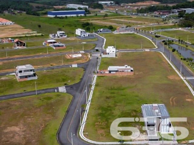 Oportunidade Única de Investimento ou Construção em Santa Catarina!
Procurando o lugar perfeito para construir a casa dos seus sonhos ou investir em um projeto promissor? Apresentamos este magnífico terreno localizado no bairro planejado de Itinga, em Araquari - SC. Com infraestrutura completa e em uma localização privilegiada, este terreno oferece tudo o que você precisa para um excelente investimento ou para começar a construir imediatamente.
Detalhes do Terreno:
Área Total: 295,79 m²
Localização: Face Leste, em esquina, oferecendo maior privacidade e aproveitamento de espaço.
Infraestrutura: Rua totalmente pavimentada, garantindo fácil acesso e mobilidade.
Este terreno está situado em um bairro planejado, que conta com um sistema completo de segurança, incluindo monitoramento por câmeras e equipe de segurança, além de um projeto paisagístico que valoriza a área e proporciona um ambiente mais agradável e tranquilo para seus moradores. A localização é estratégica, com acesso rápido às principais vias da cidade e a poucos minutos do centro de Araquari, combinando conveniência e tranquilidade.
Por que escolher este terreno?
Potencial de Valorização: Araquari está em pleno desenvolvimento, atraindo investimentos e novos moradores, o que garante uma excelente valorização imobiliária.
Qualidade de Vida: Viver em um bairro planejado com amplas áreas verdes e segurança é um privilégio que transformará seu dia a dia.
A 636 Negócios Imobiliários é reconhecida por sua excelência e compromisso com a satisfação do cliente. Nossa equipe está pronta para auxiliar você em cada passo, garantindo uma transação segura e eficiente.
Realize seu sonho ou invista com segurança. Este terreno é uma tela em branco esperando por sua visão. Venha conhecer e se encantar! Para mais informações, visite nossa loja ou entre em contato conosco através dos nossos canais de atendimento.
636 NEGÓCIOS IMOBILIÁRIOS: A SUA MELHOR ESCOLHA
Com mais de 30 anos de experiência, a 636 Negócios Imobiliários é sua parceira ideal para encontrar o imóvel perfeito. Estamos prontos para ajudá-lo a fazer deste imóvel o seu novo lar.
Telefone: (47) 3451-0636
WhatsApp: (47) 99190-0636
Não perca esta oportunidade única. Visite nosso site para mais informações: i636.com.br
