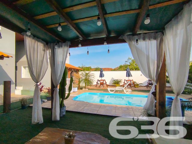 Descubra o prazer de viver com estilo e conforto na bela Praia Grande/Enseada, em São Francisco do Sul, SC. Apresentamos este loft, perfeitamente localizado a apenas 300 metros da serenidade do mar. Este imóvel se destaca por sua mobília completa e design moderno, ideal para quem busca uma residência pronta para morar ou uma oportunidade de investimento excepcional.

Este imponente sobrado, estende-se por uma área de 170 m², meticulosamente projetada para maximizar espaço e conforto. 

Ao entrar, você será recebido por uma sala de estar espaçosa, integrada a uma copa e cozinha modernas, onde cada detalhe foi pensado para sua conveniência e estilo de vida. As áreas sociais são complementadas por um gazebo/pergolado encantador, ideal para desfrutar das vistas tranquilas e da brisa marinha.

O imóvel conta com quatro duplex aconchegantes, todos mobiliados com bom gosto, proporcionando um ambiente sereno para descansar. Adicionalmente, a propriedade dispõe de quatro garagens, oferecendo ampla comodidade para veículos e equipamentos de praia.

As características exteriores incluem uma piscina convidativa, perfeita para os dias de sol, e uma churrasqueira, onde você poderá preparar deliciosas refeições ao ar livre. O imóvel é completamente cercado, garantindo privacidade e segurança.

Investidores encontrarão particular interesse no fato de que a propriedade é composta por quatro unidades loft, todas mobiliadas, o que representa uma excelente oportunidade de aluguel sazonal ou de longo prazo, especialmente devido à sua proximidade com o mar.

A residência promete um refúgio tranquilo, longe do movimento intenso, mas ainda próximo de serviços públicos essenciais e vias de acesso rápido.

Seja como um investimento ou como seu novo lar à beira-mar, este sobrado em São Francisco do Sul é uma escolha perfeita para quem valoriza conforto, estilo e uma localização privilegiada. Entre em contato conosco na 636 Negócios Imobiliários para mais informações e agende uma visita a esta propriedade única. Venha viver seus sonhos de frente para o mar!
 
636 NEGÓCIOS IMOBILIÁRIOS: A SUA MELHOR ESCOLHA
Com mais de 30 anos de experiência, a 636 Negócios Imobiliários é sua parceira ideal para encontrar o imóvel perfeito. Estamos prontos para ajudá-lo a fazer deste imóvel o seu novo lar.
 
Telefone: (47) 3451-0636
WhatsApp: (47) 99190-0636
 
Não perca esta oportunidade única. Visite nosso site para mais informações: i636.com.br