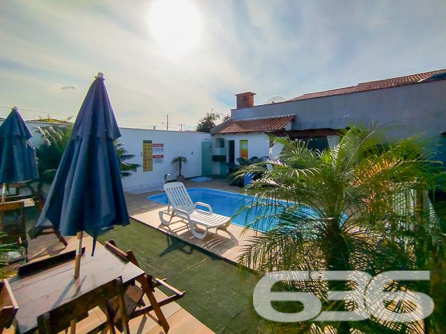 Descubra o prazer de viver com estilo e conforto na bela Praia Grande/Enseada, em São Francisco do Sul, SC. Apresentamos este loft, perfeitamente localizado a apenas 300 metros da serenidade do mar. Este imóvel se destaca por sua mobília completa e design moderno, ideal para quem busca uma residência pronta para morar ou uma oportunidade de investimento excepcional.

Este imponente sobrado, estende-se por uma área de 170 m², meticulosamente projetada para maximizar espaço e conforto. 

Ao entrar, você será recebido por uma sala de estar espaçosa, integrada a uma copa e cozinha modernas, onde cada detalhe foi pensado para sua conveniência e estilo de vida. As áreas sociais são complementadas por um gazebo/pergolado encantador, ideal para desfrutar das vistas tranquilas e da brisa marinha.

O imóvel conta com quatro duplex aconchegantes, todos mobiliados com bom gosto, proporcionando um ambiente sereno para descansar. Adicionalmente, a propriedade dispõe de quatro garagens, oferecendo ampla comodidade para veículos e equipamentos de praia.

As características exteriores incluem uma piscina convidativa, perfeita para os dias de sol, e uma churrasqueira, onde você poderá preparar deliciosas refeições ao ar livre. O imóvel é completamente cercado, garantindo privacidade e segurança.

Investidores encontrarão particular interesse no fato de que a propriedade é composta por quatro unidades loft, todas mobiliadas, o que representa uma excelente oportunidade de aluguel sazonal ou de longo prazo, especialmente devido à sua proximidade com o mar.

A residência promete um refúgio tranquilo, longe do movimento intenso, mas ainda próximo de serviços públicos essenciais e vias de acesso rápido.

Seja como um investimento ou como seu novo lar à beira-mar, este sobrado em São Francisco do Sul é uma escolha perfeita para quem valoriza conforto, estilo e uma localização privilegiada. Entre em contato conosco na 636 Negócios Imobiliários para mais informações e agende uma visita a esta propriedade única. Venha viver seus sonhos de frente para o mar!
 
636 NEGÓCIOS IMOBILIÁRIOS: A SUA MELHOR ESCOLHA
Com mais de 30 anos de experiência, a 636 Negócios Imobiliários é sua parceira ideal para encontrar o imóvel perfeito. Estamos prontos para ajudá-lo a fazer deste imóvel o seu novo lar.
 
Telefone: (47) 3451-0636
WhatsApp: (47) 99190-0636
 
Não perca esta oportunidade única. Visite nosso site para mais informações: i636.com.br