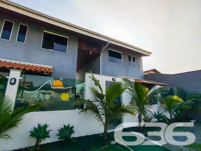 Descubra o prazer de viver com estilo e conforto na bela Praia Grande/Enseada, em São Francisco do Sul, SC. Apresentamos este loft, perfeitamente localizado a apenas 300 metros da serenidade do mar. Este imóvel se destaca por sua mobília completa e design moderno, ideal para quem busca uma residência pronta para morar ou uma oportunidade de investimento excepcional.

Este imponente sobrado, estende-se por uma área de 170 m², meticulosamente projetada para maximizar espaço e conforto. 

Ao entrar, você será recebido por uma sala de estar espaçosa, integrada a uma copa e cozinha modernas, onde cada detalhe foi pensado para sua conveniência e estilo de vida. As áreas sociais são complementadas por um gazebo/pergolado encantador, ideal para desfrutar das vistas tranquilas e da brisa marinha.

O imóvel conta com quatro duplex aconchegantes, todos mobiliados com bom gosto, proporcionando um ambiente sereno para descansar. Adicionalmente, a propriedade dispõe de quatro garagens, oferecendo ampla comodidade para veículos e equipamentos de praia.

As características exteriores incluem uma piscina convidativa, perfeita para os dias de sol, e uma churrasqueira, onde você poderá preparar deliciosas refeições ao ar livre. O imóvel é completamente cercado, garantindo privacidade e segurança.

Investidores encontrarão particular interesse no fato de que a propriedade é composta por quatro unidades loft, todas mobiliadas, o que representa uma excelente oportunidade de aluguel sazonal ou de longo prazo, especialmente devido à sua proximidade com o mar.

A residência promete um refúgio tranquilo, longe do movimento intenso, mas ainda próximo de serviços públicos essenciais e vias de acesso rápido.

Seja como um investimento ou como seu novo lar à beira-mar, este sobrado em São Francisco do Sul é uma escolha perfeita para quem valoriza conforto, estilo e uma localização privilegiada. Entre em contato conosco na 636 Negócios Imobiliários para mais informações e agende uma visita a esta propriedade única. Venha viver seus sonhos de frente para o mar!
 
636 NEGÓCIOS IMOBILIÁRIOS: A SUA MELHOR ESCOLHA
Com mais de 30 anos de experiência, a 636 Negócios Imobiliários é sua parceira ideal para encontrar o imóvel perfeito. Estamos prontos para ajudá-lo a fazer deste imóvel o seu novo lar.
 
Telefone: (47) 3451-0636
WhatsApp: (47) 99190-0636
 
Não perca esta oportunidade única. Visite nosso site para mais informações: i636.com.br