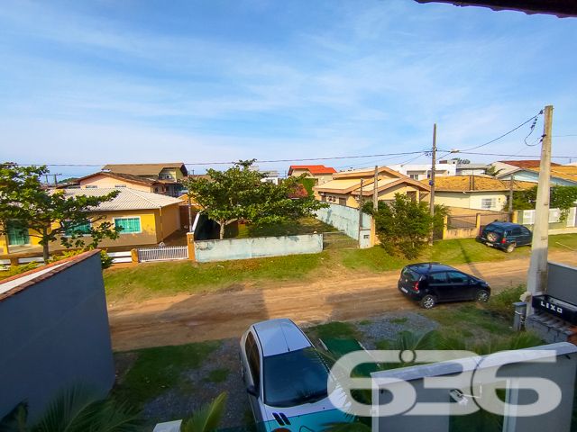 Descubra o prazer de viver com estilo e conforto na bela Praia Grande/Enseada, em São Francisco do Sul, SC. Apresentamos este loft, perfeitamente localizado a apenas 300 metros da serenidade do mar. Este imóvel se destaca por sua mobília completa e design moderno, ideal para quem busca uma residência pronta para morar ou uma oportunidade de investimento excepcional.

Este imponente sobrado, estende-se por uma área de 170 m², meticulosamente projetada para maximizar espaço e conforto. 

Ao entrar, você será recebido por uma sala de estar espaçosa, integrada a uma copa e cozinha modernas, onde cada detalhe foi pensado para sua conveniência e estilo de vida. As áreas sociais são complementadas por um gazebo/pergolado encantador, ideal para desfrutar das vistas tranquilas e da brisa marinha.

O imóvel conta com quatro duplex aconchegantes, todos mobiliados com bom gosto, proporcionando um ambiente sereno para descansar. Adicionalmente, a propriedade dispõe de quatro garagens, oferecendo ampla comodidade para veículos e equipamentos de praia.

As características exteriores incluem uma piscina convidativa, perfeita para os dias de sol, e uma churrasqueira, onde você poderá preparar deliciosas refeições ao ar livre. O imóvel é completamente cercado, garantindo privacidade e segurança.

Investidores encontrarão particular interesse no fato de que a propriedade é composta por quatro unidades loft, todas mobiliadas, o que representa uma excelente oportunidade de aluguel sazonal ou de longo prazo, especialmente devido à sua proximidade com o mar.

A residência promete um refúgio tranquilo, longe do movimento intenso, mas ainda próximo de serviços públicos essenciais e vias de acesso rápido.

Seja como um investimento ou como seu novo lar à beira-mar, este sobrado em São Francisco do Sul é uma escolha perfeita para quem valoriza conforto, estilo e uma localização privilegiada. Entre em contato conosco na 636 Negócios Imobiliários para mais informações e agende uma visita a esta propriedade única. Venha viver seus sonhos de frente para o mar!
 
636 NEGÓCIOS IMOBILIÁRIOS: A SUA MELHOR ESCOLHA
Com mais de 30 anos de experiência, a 636 Negócios Imobiliários é sua parceira ideal para encontrar o imóvel perfeito. Estamos prontos para ajudá-lo a fazer deste imóvel o seu novo lar.
 
Telefone: (47) 3451-0636
WhatsApp: (47) 99190-0636
 
Não perca esta oportunidade única. Visite nosso site para mais informações: i636.com.br