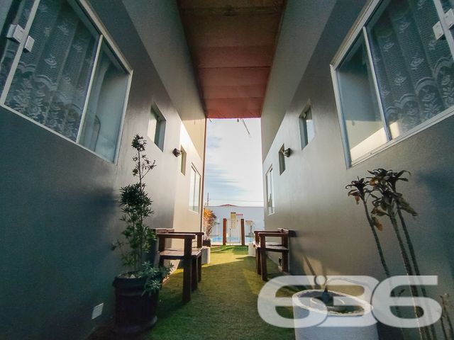 Descubra o prazer de viver com estilo e conforto na bela Praia Grande/Enseada, em São Francisco do Sul, SC. Apresentamos este loft, perfeitamente localizado a apenas 300 metros da serenidade do mar. Este imóvel se destaca por sua mobília completa e design moderno, ideal para quem busca uma residência pronta para morar ou uma oportunidade de investimento excepcional.

Este imponente sobrado, estende-se por uma área de 170 m², meticulosamente projetada para maximizar espaço e conforto. 

Ao entrar, você será recebido por uma sala de estar espaçosa, integrada a uma copa e cozinha modernas, onde cada detalhe foi pensado para sua conveniência e estilo de vida. As áreas sociais são complementadas por um gazebo/pergolado encantador, ideal para desfrutar das vistas tranquilas e da brisa marinha.

O imóvel conta com quatro duplex aconchegantes, todos mobiliados com bom gosto, proporcionando um ambiente sereno para descansar. Adicionalmente, a propriedade dispõe de quatro garagens, oferecendo ampla comodidade para veículos e equipamentos de praia.

As características exteriores incluem uma piscina convidativa, perfeita para os dias de sol, e uma churrasqueira, onde você poderá preparar deliciosas refeições ao ar livre. O imóvel é completamente cercado, garantindo privacidade e segurança.

Investidores encontrarão particular interesse no fato de que a propriedade é composta por quatro unidades loft, todas mobiliadas, o que representa uma excelente oportunidade de aluguel sazonal ou de longo prazo, especialmente devido à sua proximidade com o mar.

A residência promete um refúgio tranquilo, longe do movimento intenso, mas ainda próximo de serviços públicos essenciais e vias de acesso rápido.

Seja como um investimento ou como seu novo lar à beira-mar, este sobrado em São Francisco do Sul é uma escolha perfeita para quem valoriza conforto, estilo e uma localização privilegiada. Entre em contato conosco na 636 Negócios Imobiliários para mais informações e agende uma visita a esta propriedade única. Venha viver seus sonhos de frente para o mar!
 
636 NEGÓCIOS IMOBILIÁRIOS: A SUA MELHOR ESCOLHA
Com mais de 30 anos de experiência, a 636 Negócios Imobiliários é sua parceira ideal para encontrar o imóvel perfeito. Estamos prontos para ajudá-lo a fazer deste imóvel o seu novo lar.
 
Telefone: (47) 3451-0636
WhatsApp: (47) 99190-0636
 
Não perca esta oportunidade única. Visite nosso site para mais informações: i636.com.br
