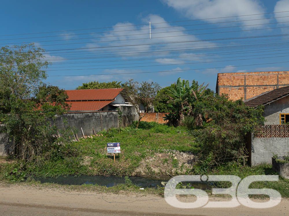 Descubra seu próximo endereço de sucesso em Balneário Barra do Sul. Apresentamos a você um terreno excepcionalmente localizado, oferecendo infinitas possibilidades para construir a casa dos seus sonhos ou desenvolver um projeto imobiliário envolvente.

Localizado no coração de Balneário Barra do Sul, este terreno promete não apenas uma vida de conveniência mas também de possibilidades. O terreno possui geometria regular, ideal para qualquer tipo de construção, seja residencial ou comercial. Além disso, a sua orientação para o norte garante iluminação natural ideal durante todo o dia.

A localização central em uma das áreas mais desejadas da cidade compensa, colocando você próximo a todas as comodidades urbanas essenciais como escolas, mercados, e áreas de lazer, além de fácil acesso a praias deslumbrantes.

Este terreno não é apenas um espaço, mas um convite para criar e sonhar. Ideal para investidores visionários ou famílias que buscam estabelecer suas raízes em um lugar cheio de potencial. Com sua ampla frente, é perfeito para projetos que exigem espaço e flexibilidade.

Não perca a oportunidade de transformar este local em um verdadeiro lar ou em um investimento promissor. A 636 Negócios Imobiliários tem o prazer de oferecer esta propriedade única que promete ser o palco para os próximos capítulos da sua história de sucesso.

Sobre a 636 Negócios Imobiliários:
Com mais de 30 anos de experiência no mercado imobiliário, nossa equipe é especializada na venda de propriedades que não apenas atendem, mas superam as expectativas dos nossos clientes. .

Entre em contato conosco hoje e comece a planejar seu futuro no coração de Balneário Barra do Sul.
 
636 NEGÓCIOS IMOBILIÁRIOS: A SUA MELHOR ESCOLHA
Com mais de 30 anos de experiência, a 636 Negócios Imobiliários é sua parceira ideal para encontrar o imóvel perfeito. Estamos prontos para ajudá-lo a fazer deste imóvel o seu novo lar.
 
Telefone: (47) 3451-0636
WhatsApp: (47) 99190-0636
 
Não perca esta oportunidade única. Visite nosso site para mais informações: i636.com.br