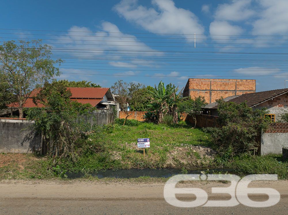Descubra seu próximo endereço de sucesso em Balneário Barra do Sul. Apresentamos a você um terreno excepcionalmente localizado, oferecendo infinitas possibilidades para construir a casa dos seus sonhos ou desenvolver um projeto imobiliário envolvente.

Localizado no coração de Balneário Barra do Sul, este terreno promete não apenas uma vida de conveniência mas também de possibilidades. O terreno possui geometria regular, ideal para qualquer tipo de construção, seja residencial ou comercial. Além disso, a sua orientação para o norte garante iluminação natural ideal durante todo o dia.

A localização central em uma das áreas mais desejadas da cidade compensa, colocando você próximo a todas as comodidades urbanas essenciais como escolas, mercados, e áreas de lazer, além de fácil acesso a praias deslumbrantes.

Este terreno não é apenas um espaço, mas um convite para criar e sonhar. Ideal para investidores visionários ou famílias que buscam estabelecer suas raízes em um lugar cheio de potencial. Com sua ampla frente, é perfeito para projetos que exigem espaço e flexibilidade.

Não perca a oportunidade de transformar este local em um verdadeiro lar ou em um investimento promissor. A 636 Negócios Imobiliários tem o prazer de oferecer esta propriedade única que promete ser o palco para os próximos capítulos da sua história de sucesso.

Sobre a 636 Negócios Imobiliários:
Com mais de 30 anos de experiência no mercado imobiliário, nossa equipe é especializada na venda de propriedades que não apenas atendem, mas superam as expectativas dos nossos clientes. .

Entre em contato conosco hoje e comece a planejar seu futuro no coração de Balneário Barra do Sul.
 
636 NEGÓCIOS IMOBILIÁRIOS: A SUA MELHOR ESCOLHA
Com mais de 30 anos de experiência, a 636 Negócios Imobiliários é sua parceira ideal para encontrar o imóvel perfeito. Estamos prontos para ajudá-lo a fazer deste imóvel o seu novo lar.
 
Telefone: (47) 3451-0636
WhatsApp: (47) 99190-0636
 
Não perca esta oportunidade única. Visite nosso site para mais informações: i636.com.br