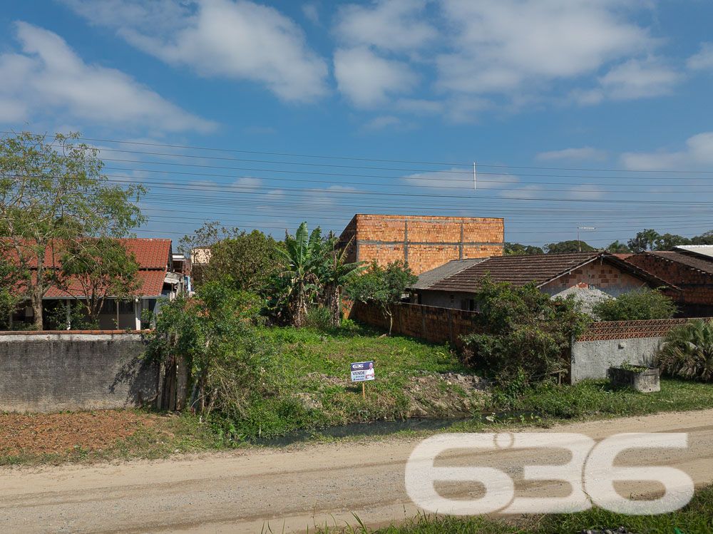 Descubra seu próximo endereço de sucesso em Balneário Barra do Sul. Apresentamos a você um terreno excepcionalmente localizado, oferecendo infinitas possibilidades para construir a casa dos seus sonhos ou desenvolver um projeto imobiliário envolvente.

Localizado no coração de Balneário Barra do Sul, este terreno promete não apenas uma vida de conveniência mas também de possibilidades. O terreno possui geometria regular, ideal para qualquer tipo de construção, seja residencial ou comercial. Além disso, a sua orientação para o norte garante iluminação natural ideal durante todo o dia.

A localização central em uma das áreas mais desejadas da cidade compensa, colocando você próximo a todas as comodidades urbanas essenciais como escolas, mercados, e áreas de lazer, além de fácil acesso a praias deslumbrantes.

Este terreno não é apenas um espaço, mas um convite para criar e sonhar. Ideal para investidores visionários ou famílias que buscam estabelecer suas raízes em um lugar cheio de potencial. Com sua ampla frente, é perfeito para projetos que exigem espaço e flexibilidade.

Não perca a oportunidade de transformar este local em um verdadeiro lar ou em um investimento promissor. A 636 Negócios Imobiliários tem o prazer de oferecer esta propriedade única que promete ser o palco para os próximos capítulos da sua história de sucesso.

Sobre a 636 Negócios Imobiliários:
Com mais de 30 anos de experiência no mercado imobiliário, nossa equipe é especializada na venda de propriedades que não apenas atendem, mas superam as expectativas dos nossos clientes. .

Entre em contato conosco hoje e comece a planejar seu futuro no coração de Balneário Barra do Sul.
 
636 NEGÓCIOS IMOBILIÁRIOS: A SUA MELHOR ESCOLHA
Com mais de 30 anos de experiência, a 636 Negócios Imobiliários é sua parceira ideal para encontrar o imóvel perfeito. Estamos prontos para ajudá-lo a fazer deste imóvel o seu novo lar.
 
Telefone: (47) 3451-0636
WhatsApp: (47) 99190-0636
 
Não perca esta oportunidade única. Visite nosso site para mais informações: i636.com.br