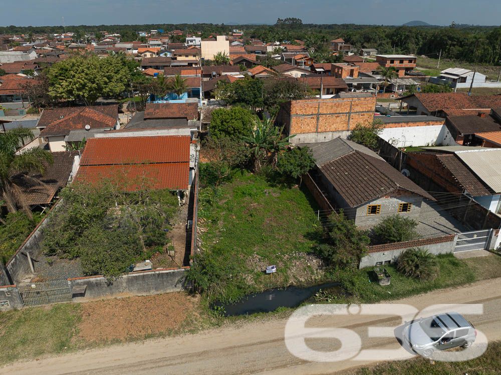 Descubra seu próximo endereço de sucesso em Balneário Barra do Sul. Apresentamos a você um terreno excepcionalmente localizado, oferecendo infinitas possibilidades para construir a casa dos seus sonhos ou desenvolver um projeto imobiliário envolvente.

Localizado no coração de Balneário Barra do Sul, este terreno promete não apenas uma vida de conveniência mas também de possibilidades. O terreno possui geometria regular, ideal para qualquer tipo de construção, seja residencial ou comercial. Além disso, a sua orientação para o norte garante iluminação natural ideal durante todo o dia.

A localização central em uma das áreas mais desejadas da cidade compensa, colocando você próximo a todas as comodidades urbanas essenciais como escolas, mercados, e áreas de lazer, além de fácil acesso a praias deslumbrantes.

Este terreno não é apenas um espaço, mas um convite para criar e sonhar. Ideal para investidores visionários ou famílias que buscam estabelecer suas raízes em um lugar cheio de potencial. Com sua ampla frente, é perfeito para projetos que exigem espaço e flexibilidade.

Não perca a oportunidade de transformar este local em um verdadeiro lar ou em um investimento promissor. A 636 Negócios Imobiliários tem o prazer de oferecer esta propriedade única que promete ser o palco para os próximos capítulos da sua história de sucesso.

Sobre a 636 Negócios Imobiliários:
Com mais de 30 anos de experiência no mercado imobiliário, nossa equipe é especializada na venda de propriedades que não apenas atendem, mas superam as expectativas dos nossos clientes. .

Entre em contato conosco hoje e comece a planejar seu futuro no coração de Balneário Barra do Sul.
 
636 NEGÓCIOS IMOBILIÁRIOS: A SUA MELHOR ESCOLHA
Com mais de 30 anos de experiência, a 636 Negócios Imobiliários é sua parceira ideal para encontrar o imóvel perfeito. Estamos prontos para ajudá-lo a fazer deste imóvel o seu novo lar.
 
Telefone: (47) 3451-0636
WhatsApp: (47) 99190-0636
 
Não perca esta oportunidade única. Visite nosso site para mais informações: i636.com.br