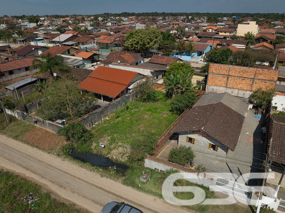 Descubra seu próximo endereço de sucesso em Balneário Barra do Sul. Apresentamos a você um terreno excepcionalmente localizado, oferecendo infinitas possibilidades para construir a casa dos seus sonhos ou desenvolver um projeto imobiliário envolvente.

Localizado no coração de Balneário Barra do Sul, este terreno promete não apenas uma vida de conveniência mas também de possibilidades. O terreno possui geometria regular, ideal para qualquer tipo de construção, seja residencial ou comercial. Além disso, a sua orientação para o norte garante iluminação natural ideal durante todo o dia.

A localização central em uma das áreas mais desejadas da cidade compensa, colocando você próximo a todas as comodidades urbanas essenciais como escolas, mercados, e áreas de lazer, além de fácil acesso a praias deslumbrantes.

Este terreno não é apenas um espaço, mas um convite para criar e sonhar. Ideal para investidores visionários ou famílias que buscam estabelecer suas raízes em um lugar cheio de potencial. Com sua ampla frente, é perfeito para projetos que exigem espaço e flexibilidade.

Não perca a oportunidade de transformar este local em um verdadeiro lar ou em um investimento promissor. A 636 Negócios Imobiliários tem o prazer de oferecer esta propriedade única que promete ser o palco para os próximos capítulos da sua história de sucesso.

Sobre a 636 Negócios Imobiliários:
Com mais de 30 anos de experiência no mercado imobiliário, nossa equipe é especializada na venda de propriedades que não apenas atendem, mas superam as expectativas dos nossos clientes. .

Entre em contato conosco hoje e comece a planejar seu futuro no coração de Balneário Barra do Sul.
 
636 NEGÓCIOS IMOBILIÁRIOS: A SUA MELHOR ESCOLHA
Com mais de 30 anos de experiência, a 636 Negócios Imobiliários é sua parceira ideal para encontrar o imóvel perfeito. Estamos prontos para ajudá-lo a fazer deste imóvel o seu novo lar.
 
Telefone: (47) 3451-0636
WhatsApp: (47) 99190-0636
 
Não perca esta oportunidade única. Visite nosso site para mais informações: i636.com.br