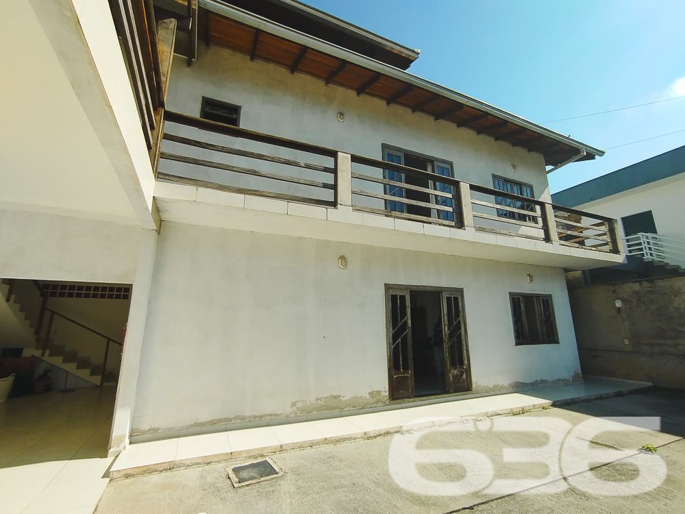 Descubra esta excelente oportunidade de adquirir um sobrado espaçoso e confortável localizado no bairro Iperoba, em São Francisco do Sul/SC. Este imóvel padrão é ideal para quem busca um lar acolhedor e bem estruturado.
Composição do Imóvel:
Garagem: 4 vagas (2 cobertas e 2 descobertas)
Dormitórios: 3
Suíte: 1
Banheiros: 3
Salas: 2 salas de estar e jantar integradas
Cozinhas: 2 cozinhas bem equipadas
Área de Serviço: Sim
Área de Festas: Com churrasqueira e fogão a lenha
Varanda: Ampla varanda ao redor do sobrado
Destaques do Imóvel:
Espaço e Conforto: Com uma área construída de 145 m², este sobrado proporciona espaços amplos e bem distribuídos, ideais para a convivência familiar e recepção de amigos.
Ambientes Integrados: A integração das salas de estar e jantar com a cozinha cria um ambiente perfeito para momentos em família.
Área de Festas: A área de festas com churrasqueira e fogão a lenha é um convite para confraternizações e churrascos em família.
Localização Estratégica: Situado no Bairro Iperoba, próximo a indústrias e universidades, proporcionando facilidade de acesso e comodidade.
Infraestrutura Externa:
Varanda Ampla: A varanda ao redor do sobrado oferece um espaço agradável para relaxar e aproveitar o ambiente externo.
Vagas de Garagem: Com 4 vagas, sendo 2 cobertas, garante espaço para seus veículos e os de suas visitas.
Terreno Plano e Murado: Com uma topografia plana e totalmente murado, oferece segurança e privacidade.
Sobre a Localização:
Bairro Iperoba: Conhecido por sua tranquilidade e proximidade com importantes vias de acesso, o bairro oferece um ambiente residencial ideal para famílias.
Proximidade a Serviços: Próximo a indústrias e universidades, o que valoriza ainda mais o imóvel para quem trabalha ou estuda na região.
Faça uma Visita!
Não perca a oportunidade de conhecer este sobrado incrível. Entre em contato conosco para agendar uma visita e se surpreenda com tudo o que este imóvel tem a oferecer. Nossa equipe de corretores está pronta para atendê-lo e esclarecer todas as suas dúvidas.
636 NEGÓCIOS IMOBILIÁRIOS: A SUA MELHOR ESCOLHA
Com mais de 30 anos de experiência, a 636 Negócios Imobiliários é sua parceira ideal para encontrar o imóvel perfeito. Estamos prontos para ajudá-lo a fazer deste imóvel o seu novo lar.
Telefone: (47) 3451-0636
WhatsApp: (47) 99190-0636
Não perca esta oportunidade única. Visite nosso site para mais informações: i636.com.br