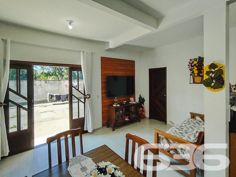 Descubra esta excelente oportunidade de adquirir um sobrado espaçoso e confortável localizado no bairro Iperoba, em São Francisco do Sul/SC. Este imóvel padrão é ideal para quem busca um lar acolhedor e bem estruturado.
Composição do Imóvel:
Garagem: 4 vagas (2 cobertas e 2 descobertas)
Dormitórios: 3
Suíte: 1
Banheiros: 3
Salas: 2 salas de estar e jantar integradas
Cozinhas: 2 cozinhas bem equipadas
Área de Serviço: Sim
Área de Festas: Com churrasqueira e fogão a lenha
Varanda: Ampla varanda ao redor do sobrado
Destaques do Imóvel:
Espaço e Conforto: Com uma área construída de 145 m², este sobrado proporciona espaços amplos e bem distribuídos, ideais para a convivência familiar e recepção de amigos.
Ambientes Integrados: A integração das salas de estar e jantar com a cozinha cria um ambiente perfeito para momentos em família.
Área de Festas: A área de festas com churrasqueira e fogão a lenha é um convite para confraternizações e churrascos em família.
Localização Estratégica: Situado no Bairro Iperoba, próximo a indústrias e universidades, proporcionando facilidade de acesso e comodidade.
Infraestrutura Externa:
Varanda Ampla: A varanda ao redor do sobrado oferece um espaço agradável para relaxar e aproveitar o ambiente externo.
Vagas de Garagem: Com 4 vagas, sendo 2 cobertas, garante espaço para seus veículos e os de suas visitas.
Terreno Plano e Murado: Com uma topografia plana e totalmente murado, oferece segurança e privacidade.
Sobre a Localização:
Bairro Iperoba: Conhecido por sua tranquilidade e proximidade com importantes vias de acesso, o bairro oferece um ambiente residencial ideal para famílias.
Proximidade a Serviços: Próximo a indústrias e universidades, o que valoriza ainda mais o imóvel para quem trabalha ou estuda na região.
Faça uma Visita!
Não perca a oportunidade de conhecer este sobrado incrível. Entre em contato conosco para agendar uma visita e se surpreenda com tudo o que este imóvel tem a oferecer. Nossa equipe de corretores está pronta para atendê-lo e esclarecer todas as suas dúvidas.
636 NEGÓCIOS IMOBILIÁRIOS: A SUA MELHOR ESCOLHA
Com mais de 30 anos de experiência, a 636 Negócios Imobiliários é sua parceira ideal para encontrar o imóvel perfeito. Estamos prontos para ajudá-lo a fazer deste imóvel o seu novo lar.
Telefone: (47) 3451-0636
WhatsApp: (47) 99190-0636
Não perca esta oportunidade única. Visite nosso site para mais informações: i636.com.br