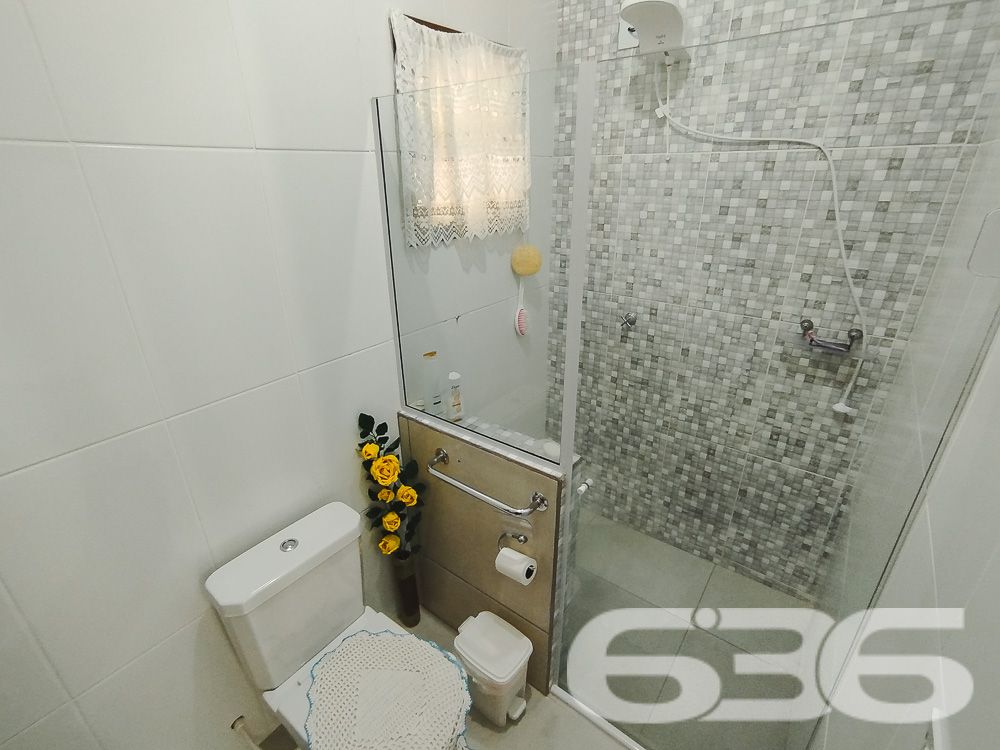 Descubra esta excelente oportunidade de adquirir um sobrado espaçoso e confortável localizado no bairro Iperoba, em São Francisco do Sul/SC. Este imóvel padrão é ideal para quem busca um lar acolhedor e bem estruturado.
Composição do Imóvel:
Garagem: 4 vagas (2 cobertas e 2 descobertas)
Dormitórios: 3
Suíte: 1
Banheiros: 3
Salas: 2 salas de estar e jantar integradas
Cozinhas: 2 cozinhas bem equipadas
Área de Serviço: Sim
Área de Festas: Com churrasqueira e fogão a lenha
Varanda: Ampla varanda ao redor do sobrado
Destaques do Imóvel:
Espaço e Conforto: Com uma área construída de 145 m², este sobrado proporciona espaços amplos e bem distribuídos, ideais para a convivência familiar e recepção de amigos.
Ambientes Integrados: A integração das salas de estar e jantar com a cozinha cria um ambiente perfeito para momentos em família.
Área de Festas: A área de festas com churrasqueira e fogão a lenha é um convite para confraternizações e churrascos em família.
Localização Estratégica: Situado no Bairro Iperoba, próximo a indústrias e universidades, proporcionando facilidade de acesso e comodidade.
Infraestrutura Externa:
Varanda Ampla: A varanda ao redor do sobrado oferece um espaço agradável para relaxar e aproveitar o ambiente externo.
Vagas de Garagem: Com 4 vagas, sendo 2 cobertas, garante espaço para seus veículos e os de suas visitas.
Terreno Plano e Murado: Com uma topografia plana e totalmente murado, oferece segurança e privacidade.
Sobre a Localização:
Bairro Iperoba: Conhecido por sua tranquilidade e proximidade com importantes vias de acesso, o bairro oferece um ambiente residencial ideal para famílias.
Proximidade a Serviços: Próximo a indústrias e universidades, o que valoriza ainda mais o imóvel para quem trabalha ou estuda na região.
Faça uma Visita!
Não perca a oportunidade de conhecer este sobrado incrível. Entre em contato conosco para agendar uma visita e se surpreenda com tudo o que este imóvel tem a oferecer. Nossa equipe de corretores está pronta para atendê-lo e esclarecer todas as suas dúvidas.
636 NEGÓCIOS IMOBILIÁRIOS: A SUA MELHOR ESCOLHA
Com mais de 30 anos de experiência, a 636 Negócios Imobiliários é sua parceira ideal para encontrar o imóvel perfeito. Estamos prontos para ajudá-lo a fazer deste imóvel o seu novo lar.
Telefone: (47) 3451-0636
WhatsApp: (47) 99190-0636
Não perca esta oportunidade única. Visite nosso site para mais informações: i636.com.br