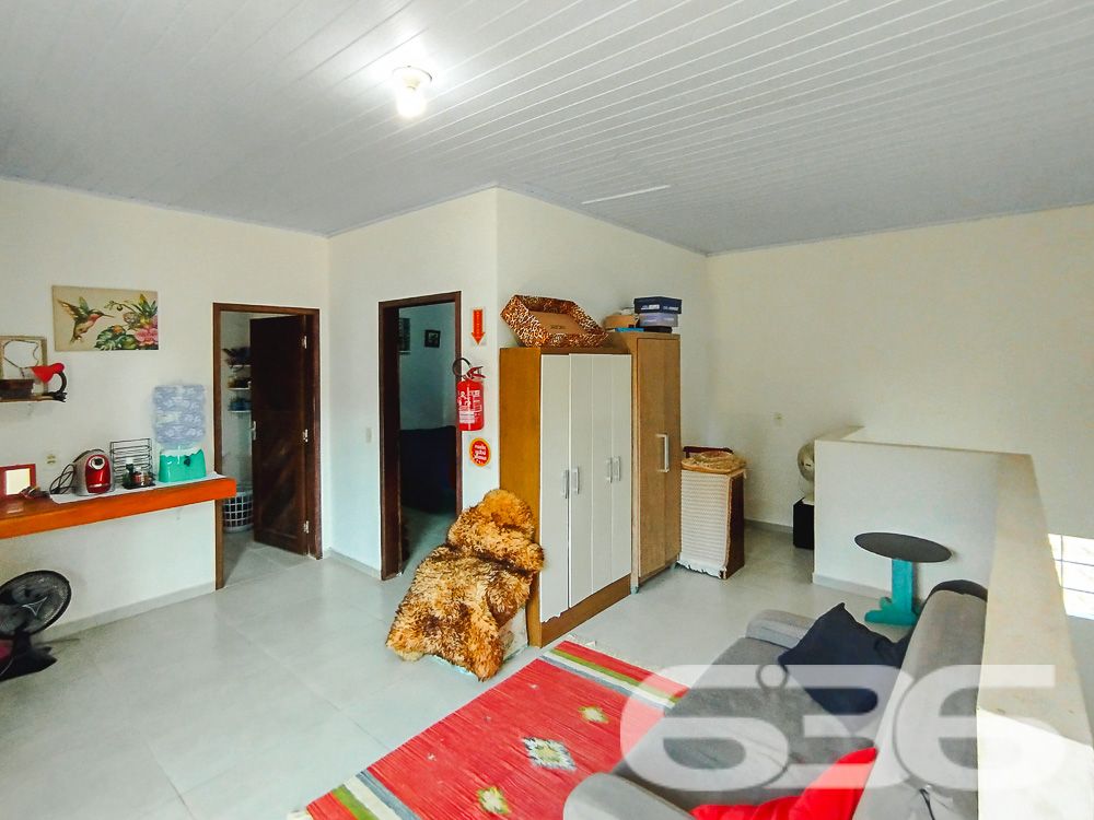 Descubra esta excelente oportunidade de adquirir um sobrado espaçoso e confortável localizado no bairro Iperoba, em São Francisco do Sul/SC. Este imóvel padrão é ideal para quem busca um lar acolhedor e bem estruturado.
Composição do Imóvel:
Garagem: 4 vagas (2 cobertas e 2 descobertas)
Dormitórios: 3
Suíte: 1
Banheiros: 3
Salas: 2 salas de estar e jantar integradas
Cozinhas: 2 cozinhas bem equipadas
Área de Serviço: Sim
Área de Festas: Com churrasqueira e fogão a lenha
Varanda: Ampla varanda ao redor do sobrado
Destaques do Imóvel:
Espaço e Conforto: Com uma área construída de 145 m², este sobrado proporciona espaços amplos e bem distribuídos, ideais para a convivência familiar e recepção de amigos.
Ambientes Integrados: A integração das salas de estar e jantar com a cozinha cria um ambiente perfeito para momentos em família.
Área de Festas: A área de festas com churrasqueira e fogão a lenha é um convite para confraternizações e churrascos em família.
Localização Estratégica: Situado no Bairro Iperoba, próximo a indústrias e universidades, proporcionando facilidade de acesso e comodidade.
Infraestrutura Externa:
Varanda Ampla: A varanda ao redor do sobrado oferece um espaço agradável para relaxar e aproveitar o ambiente externo.
Vagas de Garagem: Com 4 vagas, sendo 2 cobertas, garante espaço para seus veículos e os de suas visitas.
Terreno Plano e Murado: Com uma topografia plana e totalmente murado, oferece segurança e privacidade.
Sobre a Localização:
Bairro Iperoba: Conhecido por sua tranquilidade e proximidade com importantes vias de acesso, o bairro oferece um ambiente residencial ideal para famílias.
Proximidade a Serviços: Próximo a indústrias e universidades, o que valoriza ainda mais o imóvel para quem trabalha ou estuda na região.
Faça uma Visita!
Não perca a oportunidade de conhecer este sobrado incrível. Entre em contato conosco para agendar uma visita e se surpreenda com tudo o que este imóvel tem a oferecer. Nossa equipe de corretores está pronta para atendê-lo e esclarecer todas as suas dúvidas.
636 NEGÓCIOS IMOBILIÁRIOS: A SUA MELHOR ESCOLHA
Com mais de 30 anos de experiência, a 636 Negócios Imobiliários é sua parceira ideal para encontrar o imóvel perfeito. Estamos prontos para ajudá-lo a fazer deste imóvel o seu novo lar.
Telefone: (47) 3451-0636
WhatsApp: (47) 99190-0636
Não perca esta oportunidade única. Visite nosso site para mais informações: i636.com.br