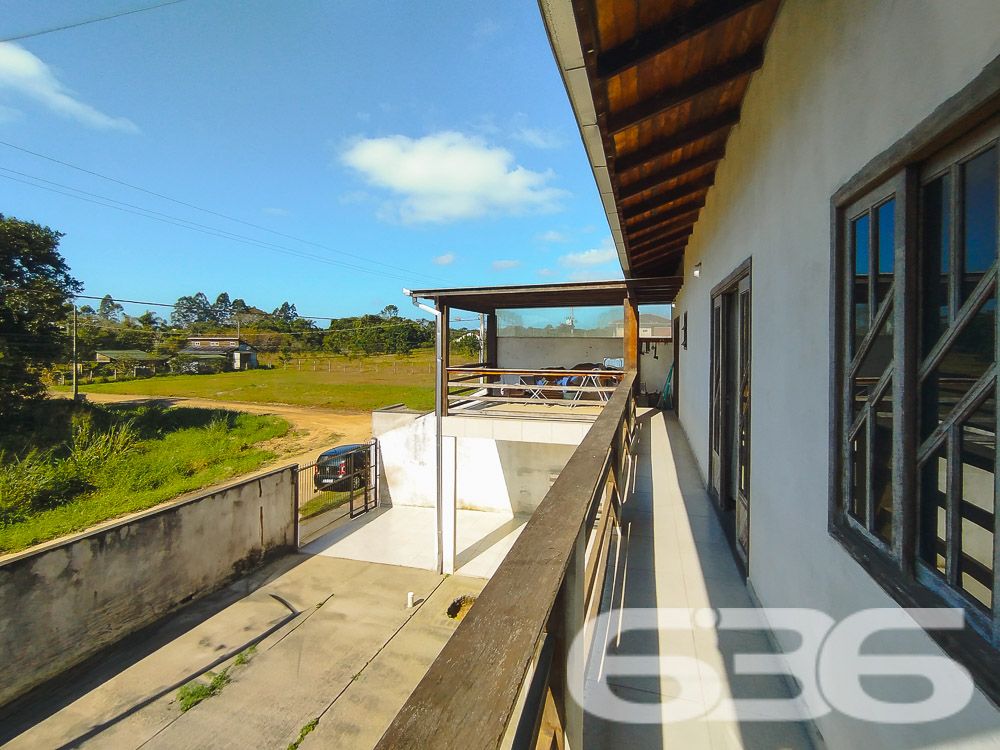 Descubra esta excelente oportunidade de adquirir um sobrado espaçoso e confortável localizado no bairro Iperoba, em São Francisco do Sul/SC. Este imóvel padrão é ideal para quem busca um lar acolhedor e bem estruturado.
Composição do Imóvel:
Garagem: 4 vagas (2 cobertas e 2 descobertas)
Dormitórios: 3
Suíte: 1
Banheiros: 3
Salas: 2 salas de estar e jantar integradas
Cozinhas: 2 cozinhas bem equipadas
Área de Serviço: Sim
Área de Festas: Com churrasqueira e fogão a lenha
Varanda: Ampla varanda ao redor do sobrado
Destaques do Imóvel:
Espaço e Conforto: Com uma área construída de 145 m², este sobrado proporciona espaços amplos e bem distribuídos, ideais para a convivência familiar e recepção de amigos.
Ambientes Integrados: A integração das salas de estar e jantar com a cozinha cria um ambiente perfeito para momentos em família.
Área de Festas: A área de festas com churrasqueira e fogão a lenha é um convite para confraternizações e churrascos em família.
Localização Estratégica: Situado no Bairro Iperoba, próximo a indústrias e universidades, proporcionando facilidade de acesso e comodidade.
Infraestrutura Externa:
Varanda Ampla: A varanda ao redor do sobrado oferece um espaço agradável para relaxar e aproveitar o ambiente externo.
Vagas de Garagem: Com 4 vagas, sendo 2 cobertas, garante espaço para seus veículos e os de suas visitas.
Terreno Plano e Murado: Com uma topografia plana e totalmente murado, oferece segurança e privacidade.
Sobre a Localização:
Bairro Iperoba: Conhecido por sua tranquilidade e proximidade com importantes vias de acesso, o bairro oferece um ambiente residencial ideal para famílias.
Proximidade a Serviços: Próximo a indústrias e universidades, o que valoriza ainda mais o imóvel para quem trabalha ou estuda na região.
Faça uma Visita!
Não perca a oportunidade de conhecer este sobrado incrível. Entre em contato conosco para agendar uma visita e se surpreenda com tudo o que este imóvel tem a oferecer. Nossa equipe de corretores está pronta para atendê-lo e esclarecer todas as suas dúvidas.
636 NEGÓCIOS IMOBILIÁRIOS: A SUA MELHOR ESCOLHA
Com mais de 30 anos de experiência, a 636 Negócios Imobiliários é sua parceira ideal para encontrar o imóvel perfeito. Estamos prontos para ajudá-lo a fazer deste imóvel o seu novo lar.
Telefone: (47) 3451-0636
WhatsApp: (47) 99190-0636
Não perca esta oportunidade única. Visite nosso site para mais informações: i636.com.br
