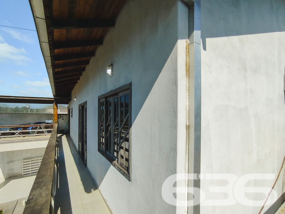 Descubra esta excelente oportunidade de adquirir um sobrado espaçoso e confortável localizado no bairro Iperoba, em São Francisco do Sul/SC. Este imóvel padrão é ideal para quem busca um lar acolhedor e bem estruturado.
Composição do Imóvel:
Garagem: 4 vagas (2 cobertas e 2 descobertas)
Dormitórios: 3
Suíte: 1
Banheiros: 3
Salas: 2 salas de estar e jantar integradas
Cozinhas: 2 cozinhas bem equipadas
Área de Serviço: Sim
Área de Festas: Com churrasqueira e fogão a lenha
Varanda: Ampla varanda ao redor do sobrado
Destaques do Imóvel:
Espaço e Conforto: Com uma área construída de 145 m², este sobrado proporciona espaços amplos e bem distribuídos, ideais para a convivência familiar e recepção de amigos.
Ambientes Integrados: A integração das salas de estar e jantar com a cozinha cria um ambiente perfeito para momentos em família.
Área de Festas: A área de festas com churrasqueira e fogão a lenha é um convite para confraternizações e churrascos em família.
Localização Estratégica: Situado no Bairro Iperoba, próximo a indústrias e universidades, proporcionando facilidade de acesso e comodidade.
Infraestrutura Externa:
Varanda Ampla: A varanda ao redor do sobrado oferece um espaço agradável para relaxar e aproveitar o ambiente externo.
Vagas de Garagem: Com 4 vagas, sendo 2 cobertas, garante espaço para seus veículos e os de suas visitas.
Terreno Plano e Murado: Com uma topografia plana e totalmente murado, oferece segurança e privacidade.
Sobre a Localização:
Bairro Iperoba: Conhecido por sua tranquilidade e proximidade com importantes vias de acesso, o bairro oferece um ambiente residencial ideal para famílias.
Proximidade a Serviços: Próximo a indústrias e universidades, o que valoriza ainda mais o imóvel para quem trabalha ou estuda na região.
Faça uma Visita!
Não perca a oportunidade de conhecer este sobrado incrível. Entre em contato conosco para agendar uma visita e se surpreenda com tudo o que este imóvel tem a oferecer. Nossa equipe de corretores está pronta para atendê-lo e esclarecer todas as suas dúvidas.
636 NEGÓCIOS IMOBILIÁRIOS: A SUA MELHOR ESCOLHA
Com mais de 30 anos de experiência, a 636 Negócios Imobiliários é sua parceira ideal para encontrar o imóvel perfeito. Estamos prontos para ajudá-lo a fazer deste imóvel o seu novo lar.
Telefone: (47) 3451-0636
WhatsApp: (47) 99190-0636
Não perca esta oportunidade única. Visite nosso site para mais informações: i636.com.br