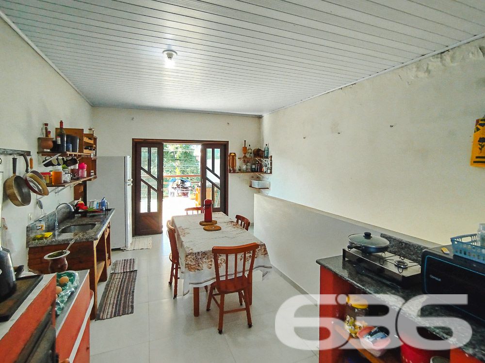 Descubra esta excelente oportunidade de adquirir um sobrado espaçoso e confortável localizado no bairro Iperoba, em São Francisco do Sul/SC. Este imóvel padrão é ideal para quem busca um lar acolhedor e bem estruturado.
Composição do Imóvel:
Garagem: 4 vagas (2 cobertas e 2 descobertas)
Dormitórios: 3
Suíte: 1
Banheiros: 3
Salas: 2 salas de estar e jantar integradas
Cozinhas: 2 cozinhas bem equipadas
Área de Serviço: Sim
Área de Festas: Com churrasqueira e fogão a lenha
Varanda: Ampla varanda ao redor do sobrado
Destaques do Imóvel:
Espaço e Conforto: Com uma área construída de 145 m², este sobrado proporciona espaços amplos e bem distribuídos, ideais para a convivência familiar e recepção de amigos.
Ambientes Integrados: A integração das salas de estar e jantar com a cozinha cria um ambiente perfeito para momentos em família.
Área de Festas: A área de festas com churrasqueira e fogão a lenha é um convite para confraternizações e churrascos em família.
Localização Estratégica: Situado no Bairro Iperoba, próximo a indústrias e universidades, proporcionando facilidade de acesso e comodidade.
Infraestrutura Externa:
Varanda Ampla: A varanda ao redor do sobrado oferece um espaço agradável para relaxar e aproveitar o ambiente externo.
Vagas de Garagem: Com 4 vagas, sendo 2 cobertas, garante espaço para seus veículos e os de suas visitas.
Terreno Plano e Murado: Com uma topografia plana e totalmente murado, oferece segurança e privacidade.
Sobre a Localização:
Bairro Iperoba: Conhecido por sua tranquilidade e proximidade com importantes vias de acesso, o bairro oferece um ambiente residencial ideal para famílias.
Proximidade a Serviços: Próximo a indústrias e universidades, o que valoriza ainda mais o imóvel para quem trabalha ou estuda na região.
Faça uma Visita!
Não perca a oportunidade de conhecer este sobrado incrível. Entre em contato conosco para agendar uma visita e se surpreenda com tudo o que este imóvel tem a oferecer. Nossa equipe de corretores está pronta para atendê-lo e esclarecer todas as suas dúvidas.
636 NEGÓCIOS IMOBILIÁRIOS: A SUA MELHOR ESCOLHA
Com mais de 30 anos de experiência, a 636 Negócios Imobiliários é sua parceira ideal para encontrar o imóvel perfeito. Estamos prontos para ajudá-lo a fazer deste imóvel o seu novo lar.
Telefone: (47) 3451-0636
WhatsApp: (47) 99190-0636
Não perca esta oportunidade única. Visite nosso site para mais informações: i636.com.br