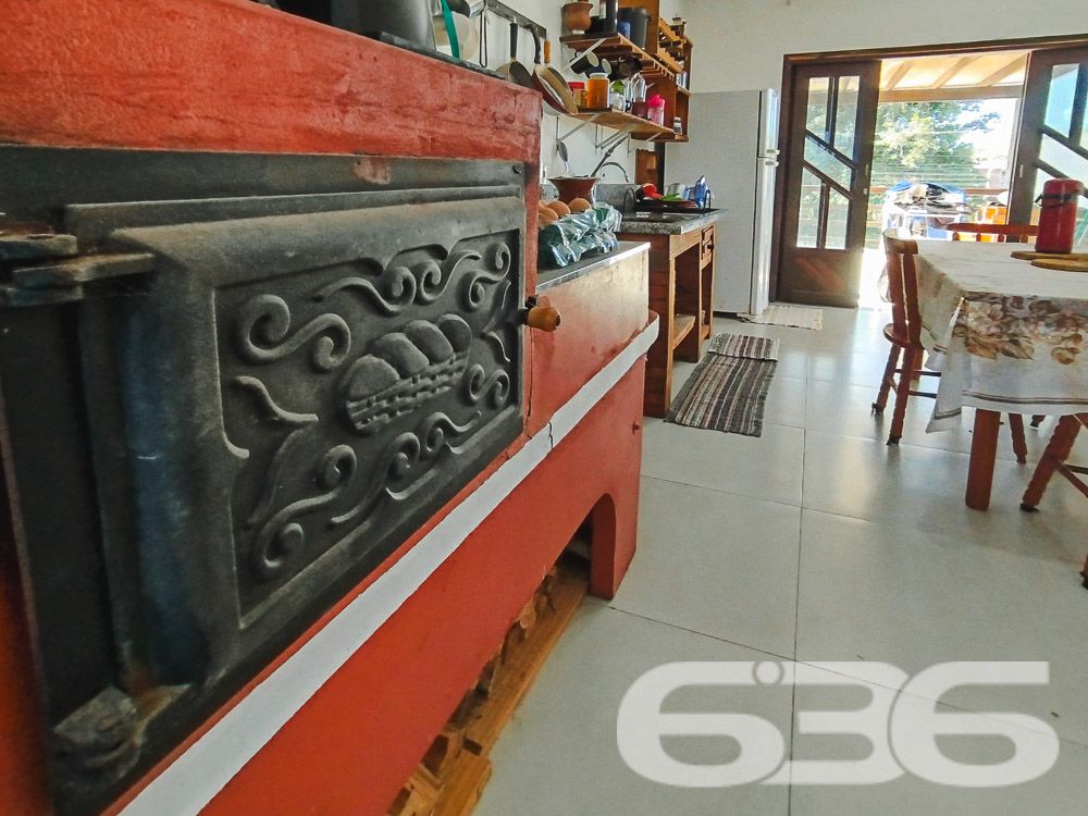 Descubra esta excelente oportunidade de adquirir um sobrado espaçoso e confortável localizado no bairro Iperoba, em São Francisco do Sul/SC. Este imóvel padrão é ideal para quem busca um lar acolhedor e bem estruturado.
Composição do Imóvel:
Garagem: 4 vagas (2 cobertas e 2 descobertas)
Dormitórios: 3
Suíte: 1
Banheiros: 3
Salas: 2 salas de estar e jantar integradas
Cozinhas: 2 cozinhas bem equipadas
Área de Serviço: Sim
Área de Festas: Com churrasqueira e fogão a lenha
Varanda: Ampla varanda ao redor do sobrado
Destaques do Imóvel:
Espaço e Conforto: Com uma área construída de 145 m², este sobrado proporciona espaços amplos e bem distribuídos, ideais para a convivência familiar e recepção de amigos.
Ambientes Integrados: A integração das salas de estar e jantar com a cozinha cria um ambiente perfeito para momentos em família.
Área de Festas: A área de festas com churrasqueira e fogão a lenha é um convite para confraternizações e churrascos em família.
Localização Estratégica: Situado no Bairro Iperoba, próximo a indústrias e universidades, proporcionando facilidade de acesso e comodidade.
Infraestrutura Externa:
Varanda Ampla: A varanda ao redor do sobrado oferece um espaço agradável para relaxar e aproveitar o ambiente externo.
Vagas de Garagem: Com 4 vagas, sendo 2 cobertas, garante espaço para seus veículos e os de suas visitas.
Terreno Plano e Murado: Com uma topografia plana e totalmente murado, oferece segurança e privacidade.
Sobre a Localização:
Bairro Iperoba: Conhecido por sua tranquilidade e proximidade com importantes vias de acesso, o bairro oferece um ambiente residencial ideal para famílias.
Proximidade a Serviços: Próximo a indústrias e universidades, o que valoriza ainda mais o imóvel para quem trabalha ou estuda na região.
Faça uma Visita!
Não perca a oportunidade de conhecer este sobrado incrível. Entre em contato conosco para agendar uma visita e se surpreenda com tudo o que este imóvel tem a oferecer. Nossa equipe de corretores está pronta para atendê-lo e esclarecer todas as suas dúvidas.
636 NEGÓCIOS IMOBILIÁRIOS: A SUA MELHOR ESCOLHA
Com mais de 30 anos de experiência, a 636 Negócios Imobiliários é sua parceira ideal para encontrar o imóvel perfeito. Estamos prontos para ajudá-lo a fazer deste imóvel o seu novo lar.
Telefone: (47) 3451-0636
WhatsApp: (47) 99190-0636
Não perca esta oportunidade única. Visite nosso site para mais informações: i636.com.br