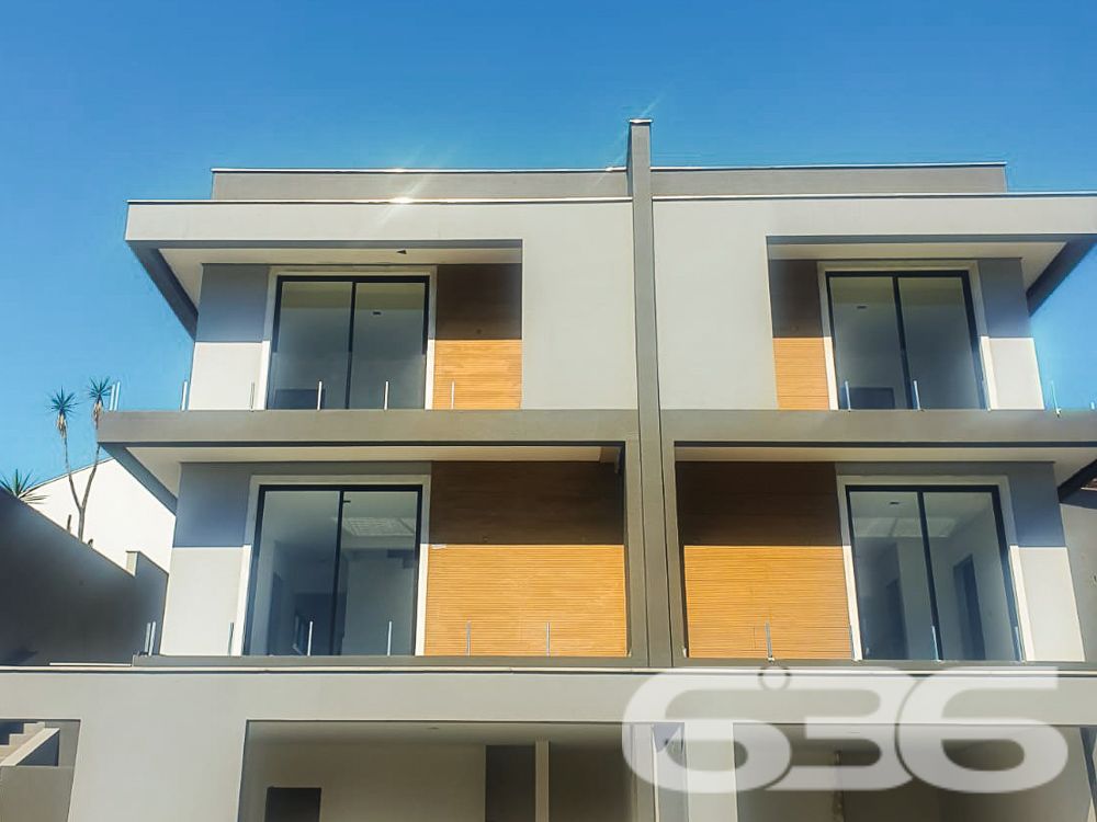 Descubra a sofisticação e o conforto de viver em uma residência que redefine os padrões de elegância e funcionalidade. Situada no coração de Joinville, no bairro Costa e Silva, esta propriedade exclusiva oferece uma experiência residencial sem igual.
Composição: 3 suítes amplas, 4 banheiros completos, sala de estar e jantar integradas, cozinha espaçosa, área de serviço.
Comodidades Extras: Piscina privativa, churrasqueira, sacada, despensa e área de festa com churrasqueira adicional.
Características de Destaque:
Garagem: Espaço para 4 veículos.
Segurança e Conveniência: Portão eletrônico, interfone, propriedade totalmente murada ou cercada.
Localização: Estrategicamente posicionado no bairro Costa e Silva, com ruas pavimentadas e fácil acesso às principais vias. A proximidade com shopping centers, transporte público, escolas, hospitais e serviços públicos essenciais adiciona um valor inestimável.
Cada espaço deste sobrado foi meticulosamente planejado para oferecer conforto e estilo. As amplas janelas e sacadas garantem uma iluminação natural abundante e vistas deslumbrantes do entorno. A orientação Norte do imóvel permite que você desfrute de um clima ideal em todas as estações.
Este imóvel não apenas atende às suas necessidades práticas com sua localização estratégica e comodidades de ponta, mas também serve como um refúgio sereno que você pode chamar de lar. Com uma área de festa integrada e churrasqueira, é perfeito para receber amigos e familiares em um ambiente aconchegante e privativo.
Na 636 Negócios Imobiliários, temos o prazer de apresentar propriedades que não apenas prometem um lar, mas um estilo de vida. Com mais de 30 anos de experiência no mercado, nossa dedicação à excelência e perfeição técnico-jurídica nos torna o parceiro ideal em sua jornada para encontrar o imóvel perfeito.
Convidamos você a experimentar o ápice do conforto e do luxo. Agende sua visita e venha descobrir por que este sobrado em Joinville é a realização dos seus sonhos de moradia.
636 NEGÓCIOS IMOBILIÁRIOS: A SUA MELHOR ESCOLHA
Com mais de 30 anos de experiência, a 636 Negócios Imobiliários é sua parceira ideal para encontrar o imóvel perfeito. Estamos prontos para ajudá-lo a fazer deste imóvel o seu novo lar.
Telefone: (47) 3451-0636
WhatsApp: (47) 99190-0636
Não perca esta oportunidade única. Visite nosso site para mais informações: i636.com.br