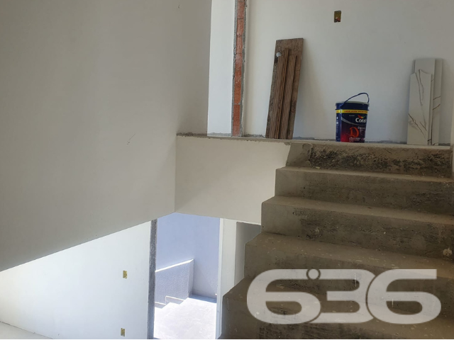 Descubra a sofisticação e o conforto de viver em uma residência que redefine os padrões de elegância e funcionalidade. Situada no coração de Joinville, no bairro Costa e Silva, esta propriedade exclusiva oferece uma experiência residencial sem igual.
Composição: 3 suítes amplas, 4 banheiros completos, sala de estar e jantar integradas, cozinha espaçosa, área de serviço.
Comodidades Extras: Piscina privativa, churrasqueira, sacada, despensa e área de festa com churrasqueira adicional.
Características de Destaque:
Garagem: Espaço para 4 veículos.
Segurança e Conveniência: Portão eletrônico, interfone, propriedade totalmente murada ou cercada.
Localização: Estrategicamente posicionado no bairro Costa e Silva, com ruas pavimentadas e fácil acesso às principais vias. A proximidade com shopping centers, transporte público, escolas, hospitais e serviços públicos essenciais adiciona um valor inestimável.
Cada espaço deste sobrado foi meticulosamente planejado para oferecer conforto e estilo. As amplas janelas e sacadas garantem uma iluminação natural abundante e vistas deslumbrantes do entorno. A orientação Norte do imóvel permite que você desfrute de um clima ideal em todas as estações.
Este imóvel não apenas atende às suas necessidades práticas com sua localização estratégica e comodidades de ponta, mas também serve como um refúgio sereno que você pode chamar de lar. Com uma área de festa integrada e churrasqueira, é perfeito para receber amigos e familiares em um ambiente aconchegante e privativo.
Na 636 Negócios Imobiliários, temos o prazer de apresentar propriedades que não apenas prometem um lar, mas um estilo de vida. Com mais de 30 anos de experiência no mercado, nossa dedicação à excelência e perfeição técnico-jurídica nos torna o parceiro ideal em sua jornada para encontrar o imóvel perfeito.
Convidamos você a experimentar o ápice do conforto e do luxo. Agende sua visita e venha descobrir por que este sobrado em Joinville é a realização dos seus sonhos de moradia.
636 NEGÓCIOS IMOBILIÁRIOS: A SUA MELHOR ESCOLHA
Com mais de 30 anos de experiência, a 636 Negócios Imobiliários é sua parceira ideal para encontrar o imóvel perfeito. Estamos prontos para ajudá-lo a fazer deste imóvel o seu novo lar.
Telefone: (47) 3451-0636
WhatsApp: (47) 99190-0636
Não perca esta oportunidade única. Visite nosso site para mais informações: i636.com.br