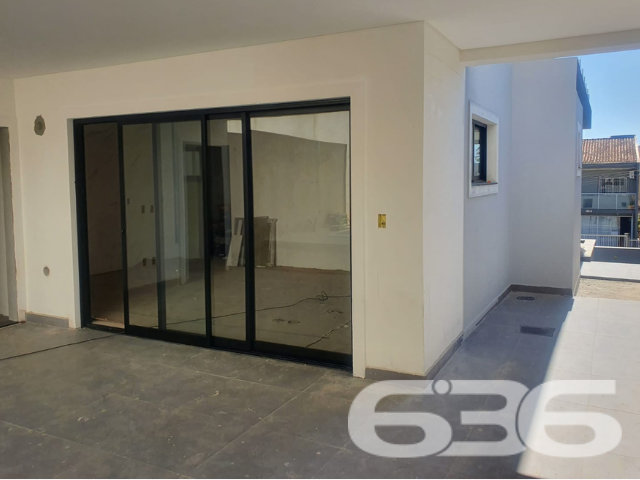 Descubra a sofisticação e o conforto de viver em uma residência que redefine os padrões de elegância e funcionalidade. Situada no coração de Joinville, no bairro Costa e Silva, esta propriedade exclusiva oferece uma experiência residencial sem igual.
Composição: 3 suítes amplas, 4 banheiros completos, sala de estar e jantar integradas, cozinha espaçosa, área de serviço.
Comodidades Extras: Piscina privativa, churrasqueira, sacada, despensa e área de festa com churrasqueira adicional.
Características de Destaque:
Garagem: Espaço para 4 veículos.
Segurança e Conveniência: Portão eletrônico, interfone, propriedade totalmente murada ou cercada.
Localização: Estrategicamente posicionado no bairro Costa e Silva, com ruas pavimentadas e fácil acesso às principais vias. A proximidade com shopping centers, transporte público, escolas, hospitais e serviços públicos essenciais adiciona um valor inestimável.
Cada espaço deste sobrado foi meticulosamente planejado para oferecer conforto e estilo. As amplas janelas e sacadas garantem uma iluminação natural abundante e vistas deslumbrantes do entorno. A orientação Norte do imóvel permite que você desfrute de um clima ideal em todas as estações.
Este imóvel não apenas atende às suas necessidades práticas com sua localização estratégica e comodidades de ponta, mas também serve como um refúgio sereno que você pode chamar de lar. Com uma área de festa integrada e churrasqueira, é perfeito para receber amigos e familiares em um ambiente aconchegante e privativo.
Na 636 Negócios Imobiliários, temos o prazer de apresentar propriedades que não apenas prometem um lar, mas um estilo de vida. Com mais de 30 anos de experiência no mercado, nossa dedicação à excelência e perfeição técnico-jurídica nos torna o parceiro ideal em sua jornada para encontrar o imóvel perfeito.
Convidamos você a experimentar o ápice do conforto e do luxo. Agende sua visita e venha descobrir por que este sobrado em Joinville é a realização dos seus sonhos de moradia.
636 NEGÓCIOS IMOBILIÁRIOS: A SUA MELHOR ESCOLHA
Com mais de 30 anos de experiência, a 636 Negócios Imobiliários é sua parceira ideal para encontrar o imóvel perfeito. Estamos prontos para ajudá-lo a fazer deste imóvel o seu novo lar.
Telefone: (47) 3451-0636
WhatsApp: (47) 99190-0636
Não perca esta oportunidade única. Visite nosso site para mais informações: i636.com.br
