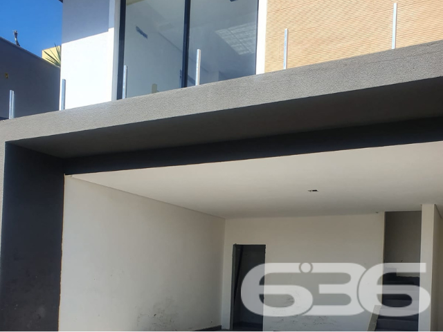 Descubra a sofisticação e o conforto de viver em uma residência que redefine os padrões de elegância e funcionalidade. Situada no coração de Joinville, no bairro Costa e Silva, esta propriedade exclusiva oferece uma experiência residencial sem igual.
Composição: 3 suítes amplas, 4 banheiros completos, sala de estar e jantar integradas, cozinha espaçosa, área de serviço.
Comodidades Extras: Piscina privativa, churrasqueira, sacada, despensa e área de festa com churrasqueira adicional.
Características de Destaque:
Garagem: Espaço para 4 veículos.
Segurança e Conveniência: Portão eletrônico, interfone, propriedade totalmente murada ou cercada.
Localização: Estrategicamente posicionado no bairro Costa e Silva, com ruas pavimentadas e fácil acesso às principais vias. A proximidade com shopping centers, transporte público, escolas, hospitais e serviços públicos essenciais adiciona um valor inestimável.
Cada espaço deste sobrado foi meticulosamente planejado para oferecer conforto e estilo. As amplas janelas e sacadas garantem uma iluminação natural abundante e vistas deslumbrantes do entorno. A orientação Norte do imóvel permite que você desfrute de um clima ideal em todas as estações.
Este imóvel não apenas atende às suas necessidades práticas com sua localização estratégica e comodidades de ponta, mas também serve como um refúgio sereno que você pode chamar de lar. Com uma área de festa integrada e churrasqueira, é perfeito para receber amigos e familiares em um ambiente aconchegante e privativo.
Na 636 Negócios Imobiliários, temos o prazer de apresentar propriedades que não apenas prometem um lar, mas um estilo de vida. Com mais de 30 anos de experiência no mercado, nossa dedicação à excelência e perfeição técnico-jurídica nos torna o parceiro ideal em sua jornada para encontrar o imóvel perfeito.
Convidamos você a experimentar o ápice do conforto e do luxo. Agende sua visita e venha descobrir por que este sobrado em Joinville é a realização dos seus sonhos de moradia.
636 NEGÓCIOS IMOBILIÁRIOS: A SUA MELHOR ESCOLHA
Com mais de 30 anos de experiência, a 636 Negócios Imobiliários é sua parceira ideal para encontrar o imóvel perfeito. Estamos prontos para ajudá-lo a fazer deste imóvel o seu novo lar.
Telefone: (47) 3451-0636
WhatsApp: (47) 99190-0636
Não perca esta oportunidade única. Visite nosso site para mais informações: i636.com.br
