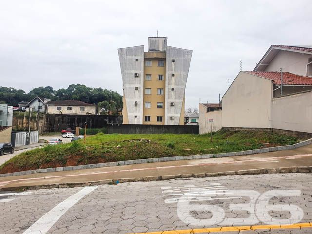 Descubra o Potencial Ilimitado de Joinville: Terreno à Venda no Bairro Floresta
A 636 Negócios Imobiliários apresenta uma oportunidade excepcional para investidores e sonhadores: um terreno amplo e estrategicamente localizado no coração de Joinville, SC. Este espaço é ideal para construir a casa dos seus sonhos ou para desenvolver um projeto imobiliário que traga retornos significativos.
Este terreno não é apenas um espaço, é o ponto de partida para realizar seus projetos de vida e investimento.
Localização Privilegiada: Situado no bairro Floresta, um dos mais valorizados de Joinville, este terreno está próximo a serviços essenciais como escolas, supermercados e centros de saúde, além de fácil acesso às principais vias da cidade. A área é conhecida por sua tranquilidade e qualidade de vida, ideal para quem busca um refúgio urbano sem abrir mão das conveniências do dia a dia.
Investimento Inteligente: Joinville é uma cidade em constante crescimento e valorização. Investir em um terreno como este é garantir uma excelente apreciação do valor ao longo do tempo, seja para construir e vender, alugar ou mesmo para edificar a casa dos seus sonhos.
Não perca a chance de investir ou construir no coração de Joinville. Este terreno é uma tela em branco esperando por sua visão e criatividade. Faça parte deste desenvolvimento, entre em contato hoje mesmo e saiba mais sobre como tornar este terreno seu!
636 Negócios Imobiliários - Mais de 30 anos de experiência transformando espaços em possibilidades de vida e investimento.
636 NEGÓCIOS IMOBILIÁRIOS: A SUA MELHOR ESCOLHA
Com mais de 30 anos de experiência, a 636 Negócios Imobiliários é sua parceira ideal para encontrar o imóvel perfeito. Estamos prontos para ajudá-lo a fazer deste imóvel o seu novo lar.
Telefone: (47) 3451-0636
WhatsApp: (47) 99190-0636
Não perca esta oportunidade única. Visite nosso site para mais informações: i636.com.br
