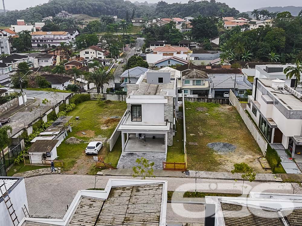 Descubra o Luxo e a Tranquilidade em Joinville
Bem-vindos ao coração do bairro Glória, onde o design encontra a funcionalidade em um sobrado meticulosamente construído em 2024. Esta residência aguarda seu toque final para transformar-se em um lar. O imóve está pronto para receber você e sua família.
Detalhes do Imóvel:
Área Total Construída: 304,76 m²
2 Suítes amplas, 1 suíte MASTER para máximo conforto.
Banheiros: Total de 5, desenhados com linhas modernas e acabamentos de alta qualidade.
Salas: Espaçosas salas de estar e jantar, além de uma sala íntima, perfeitas para receber convidados e momentos em família.
Cozinha: Uma deslumbrante cozinha gourmet, pronta para inspirar o chef que há em você.
Área Externa: Inclui piscina, área de festa com churrasqueira e um generoso espaço ao ar livre.
Garagem: Capacidade para 4 carros, incluindo 2 cobertas e 2 descobertas.
Portão eletrônico, interfone, e totalmente murado para sua segurança e privacidade.
Dispensa ampla para organização extra e uma prática área de serviço.
Localização Estratégica:
Situada no coração de Joinville, no bairro Glória, a propriedade está estrategicamente localizada em uma rua pavimentada, voltada para o norte e com fácil acesso a vias principais.
Proximidade a shopping centers, escolas, hospitais e serviços públicos essenciais garantem que tudo o que você precisa está ao alcance.
Esta propriedade não apenas oferece um lar espaçoso e luxuoso, mas também a chance de viver em uma das áreas mais desejadas de Joinville. Com todas as comodidades modernas, segurança e uma comunidade vibrante ao seu redor, esta casa está pronta para criar memórias duradouras para você e sua família.
Venha conhecer seu futuro lar. Aguardamos seu contato para agendar uma visita e mostrar cada detalhe que faz deste sobrado um verdadeiro sonho para quem busca exclusividade e sofisticação. Seja bem-vindo à sua nova casa, no bairro Glória, um local onde cada dia é uma celebração de conforto e estilo.
636 NEGÓCIOS IMOBILIÁRIOS: A SUA MELHOR ESCOLHA
Com mais de 30 anos de experiência, a 636 Negócios Imobiliários é sua parceira ideal para encontrar o imóvel perfeito. Estamos prontos para ajudá-lo a fazer deste imóvel o seu novo lar.
Telefone: (47) 3451-0636
WhatsApp: (47) 99190-0636
Não perca esta oportunidade única. Visite nosso site para mais informações: i636.com.br