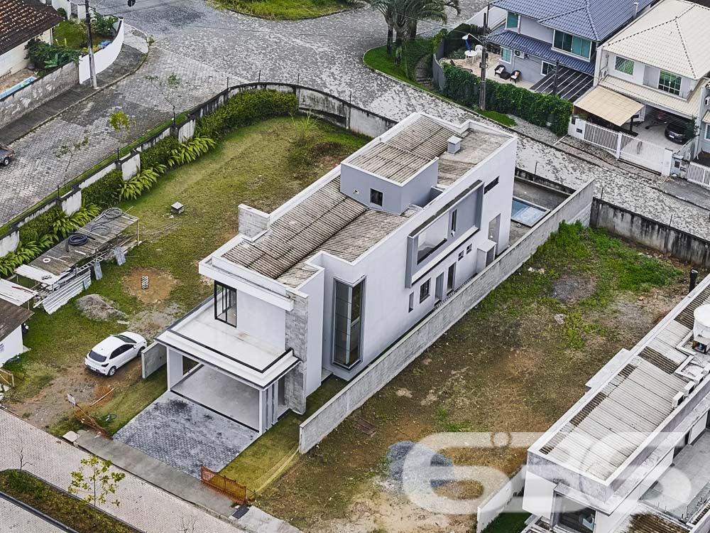 Descubra o Luxo e a Tranquilidade em Joinville
Bem-vindos ao coração do bairro Glória, onde o design encontra a funcionalidade em um sobrado meticulosamente construído em 2024. Esta residência aguarda seu toque final para transformar-se em um lar. O imóve está pronto para receber você e sua família.
Detalhes do Imóvel:
Área Total Construída: 304,76 m²
2 Suítes amplas, 1 suíte MASTER para máximo conforto.
Banheiros: Total de 5, desenhados com linhas modernas e acabamentos de alta qualidade.
Salas: Espaçosas salas de estar e jantar, além de uma sala íntima, perfeitas para receber convidados e momentos em família.
Cozinha: Uma deslumbrante cozinha gourmet, pronta para inspirar o chef que há em você.
Área Externa: Inclui piscina, área de festa com churrasqueira e um generoso espaço ao ar livre.
Garagem: Capacidade para 4 carros, incluindo 2 cobertas e 2 descobertas.
Portão eletrônico, interfone, e totalmente murado para sua segurança e privacidade.
Dispensa ampla para organização extra e uma prática área de serviço.
Localização Estratégica:
Situada no coração de Joinville, no bairro Glória, a propriedade está estrategicamente localizada em uma rua pavimentada, voltada para o norte e com fácil acesso a vias principais.
Proximidade a shopping centers, escolas, hospitais e serviços públicos essenciais garantem que tudo o que você precisa está ao alcance.
Esta propriedade não apenas oferece um lar espaçoso e luxuoso, mas também a chance de viver em uma das áreas mais desejadas de Joinville. Com todas as comodidades modernas, segurança e uma comunidade vibrante ao seu redor, esta casa está pronta para criar memórias duradouras para você e sua família.
Venha conhecer seu futuro lar. Aguardamos seu contato para agendar uma visita e mostrar cada detalhe que faz deste sobrado um verdadeiro sonho para quem busca exclusividade e sofisticação. Seja bem-vindo à sua nova casa, no bairro Glória, um local onde cada dia é uma celebração de conforto e estilo.
636 NEGÓCIOS IMOBILIÁRIOS: A SUA MELHOR ESCOLHA
Com mais de 30 anos de experiência, a 636 Negócios Imobiliários é sua parceira ideal para encontrar o imóvel perfeito. Estamos prontos para ajudá-lo a fazer deste imóvel o seu novo lar.
Telefone: (47) 3451-0636
WhatsApp: (47) 99190-0636
Não perca esta oportunidade única. Visite nosso site para mais informações: i636.com.br
