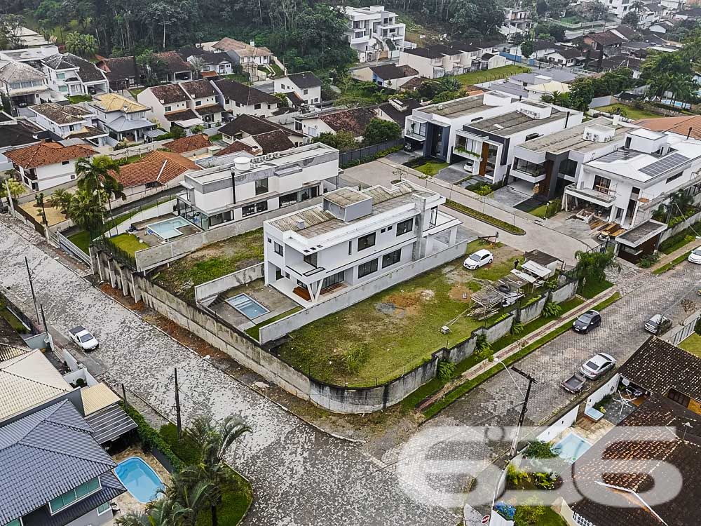 Descubra o Luxo e a Tranquilidade em Joinville
Bem-vindos ao coração do bairro Glória, onde o design encontra a funcionalidade em um sobrado meticulosamente construído em 2024. Esta residência aguarda seu toque final para transformar-se em um lar. O imóve está pronto para receber você e sua família.
Detalhes do Imóvel:
Área Total Construída: 304,76 m²
2 Suítes amplas, 1 suíte MASTER para máximo conforto.
Banheiros: Total de 5, desenhados com linhas modernas e acabamentos de alta qualidade.
Salas: Espaçosas salas de estar e jantar, além de uma sala íntima, perfeitas para receber convidados e momentos em família.
Cozinha: Uma deslumbrante cozinha gourmet, pronta para inspirar o chef que há em você.
Área Externa: Inclui piscina, área de festa com churrasqueira e um generoso espaço ao ar livre.
Garagem: Capacidade para 4 carros, incluindo 2 cobertas e 2 descobertas.
Portão eletrônico, interfone, e totalmente murado para sua segurança e privacidade.
Dispensa ampla para organização extra e uma prática área de serviço.
Localização Estratégica:
Situada no coração de Joinville, no bairro Glória, a propriedade está estrategicamente localizada em uma rua pavimentada, voltada para o norte e com fácil acesso a vias principais.
Proximidade a shopping centers, escolas, hospitais e serviços públicos essenciais garantem que tudo o que você precisa está ao alcance.
Esta propriedade não apenas oferece um lar espaçoso e luxuoso, mas também a chance de viver em uma das áreas mais desejadas de Joinville. Com todas as comodidades modernas, segurança e uma comunidade vibrante ao seu redor, esta casa está pronta para criar memórias duradouras para você e sua família.
Venha conhecer seu futuro lar. Aguardamos seu contato para agendar uma visita e mostrar cada detalhe que faz deste sobrado um verdadeiro sonho para quem busca exclusividade e sofisticação. Seja bem-vindo à sua nova casa, no bairro Glória, um local onde cada dia é uma celebração de conforto e estilo.
636 NEGÓCIOS IMOBILIÁRIOS: A SUA MELHOR ESCOLHA
Com mais de 30 anos de experiência, a 636 Negócios Imobiliários é sua parceira ideal para encontrar o imóvel perfeito. Estamos prontos para ajudá-lo a fazer deste imóvel o seu novo lar.
Telefone: (47) 3451-0636
WhatsApp: (47) 99190-0636
Não perca esta oportunidade única. Visite nosso site para mais informações: i636.com.br