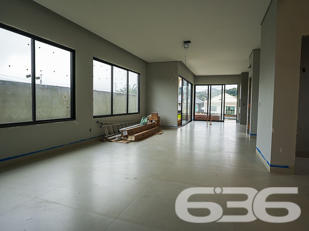 Descubra o Luxo e a Tranquilidade em Joinville
Bem-vindos ao coração do bairro Glória, onde o design encontra a funcionalidade em um sobrado meticulosamente construído em 2024. Esta residência aguarda seu toque final para transformar-se em um lar. O imóve está pronto para receber você e sua família.
Detalhes do Imóvel:
Área Total Construída: 304,76 m²
2 Suítes amplas, 1 suíte MASTER para máximo conforto.
Banheiros: Total de 5, desenhados com linhas modernas e acabamentos de alta qualidade.
Salas: Espaçosas salas de estar e jantar, além de uma sala íntima, perfeitas para receber convidados e momentos em família.
Cozinha: Uma deslumbrante cozinha gourmet, pronta para inspirar o chef que há em você.
Área Externa: Inclui piscina, área de festa com churrasqueira e um generoso espaço ao ar livre.
Garagem: Capacidade para 4 carros, incluindo 2 cobertas e 2 descobertas.
Portão eletrônico, interfone, e totalmente murado para sua segurança e privacidade.
Dispensa ampla para organização extra e uma prática área de serviço.
Localização Estratégica:
Situada no coração de Joinville, no bairro Glória, a propriedade está estrategicamente localizada em uma rua pavimentada, voltada para o norte e com fácil acesso a vias principais.
Proximidade a shopping centers, escolas, hospitais e serviços públicos essenciais garantem que tudo o que você precisa está ao alcance.
Esta propriedade não apenas oferece um lar espaçoso e luxuoso, mas também a chance de viver em uma das áreas mais desejadas de Joinville. Com todas as comodidades modernas, segurança e uma comunidade vibrante ao seu redor, esta casa está pronta para criar memórias duradouras para você e sua família.
Venha conhecer seu futuro lar. Aguardamos seu contato para agendar uma visita e mostrar cada detalhe que faz deste sobrado um verdadeiro sonho para quem busca exclusividade e sofisticação. Seja bem-vindo à sua nova casa, no bairro Glória, um local onde cada dia é uma celebração de conforto e estilo.
636 NEGÓCIOS IMOBILIÁRIOS: A SUA MELHOR ESCOLHA
Com mais de 30 anos de experiência, a 636 Negócios Imobiliários é sua parceira ideal para encontrar o imóvel perfeito. Estamos prontos para ajudá-lo a fazer deste imóvel o seu novo lar.
Telefone: (47) 3451-0636
WhatsApp: (47) 99190-0636
Não perca esta oportunidade única. Visite nosso site para mais informações: i636.com.br