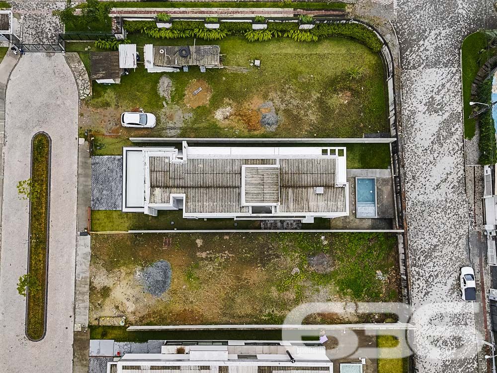 Descubra o Seu Novo Espaço em Joinville - Terreno à Venda no Bairro Glória
Apresentamos uma oportunidade única para quem busca construir em uma das localizações mais desejadas de Joinville, no charmoso Bairro Glória. Este terreno, oferece o cenário perfeito para desenvolver sua nova residência ou projeto comercial, cercado por uma vizinhança tranquila e estruturada.
Detalhes do Terreno:
Área total: 430,49 m²
Este terreno é um verdadeiro achado em uma região nobre, cercado por residências de alto padrão, garantindo valorização constante. A localização privilegiada proporciona fácil acesso a uma variedade de serviços, incluindo escolas, supermercados, parques e centros médicos, o que é ideal para a família moderna que valoriza conveniência e qualidade de vida.
Imagine-se desfrutando de um espaço único, onde cada amanhecer traz a promessa de um novo dia em um ambiente sereno e acolhedor. Aqui, cada detalhe foi pensado para oferecer conforto e tranquilidade. Do acesso facilitado pela rua pavimentada à orientação norte que maximiza a luz natural, este terreno é o palco perfeito para você trazer à realidade o lar que sempre sonhou.
Por que escolher Glória?
Comunidade acolhedora e segura: Ideal para criar seus filhos em um ambiente tranquilo.
Infraestrutura completa: Tudo que você precisa ao seu alcance.
Alta valorização imobiliária: Um investimento seguro e rentável.
A 636 Negócios Imobiliários, com mais de 30 anos de experiência no mercado imobiliário de Joinville, é expert em identificar oportunidades únicas como esta. Somos reconhecidos por nossa excelência técnico-jurídica e pela capacidade de mediar negócios que transformam a vida de nossos clientes.
Não perca esta oportunidade exclusiva de construir seu futuro em um dos bairros mais desejados de Joinville. Visite o terreno hoje mesmo e comece a planejar seu novo lar!
636 NEGÓCIOS IMOBILIÁRIOS: A SUA MELHOR ESCOLHA
Com mais de 30 anos de experiência, a 636 Negócios Imobiliários é sua parceira ideal para encontrar o imóvel perfeito. Estamos prontos para ajudá-lo a fazer deste imóvel o seu novo lar.
Telefone: (47) 3451-0636
WhatsApp: (47) 99190-0636
Não perca esta oportunidade única. Visite nosso site para mais informações: i636.com.br